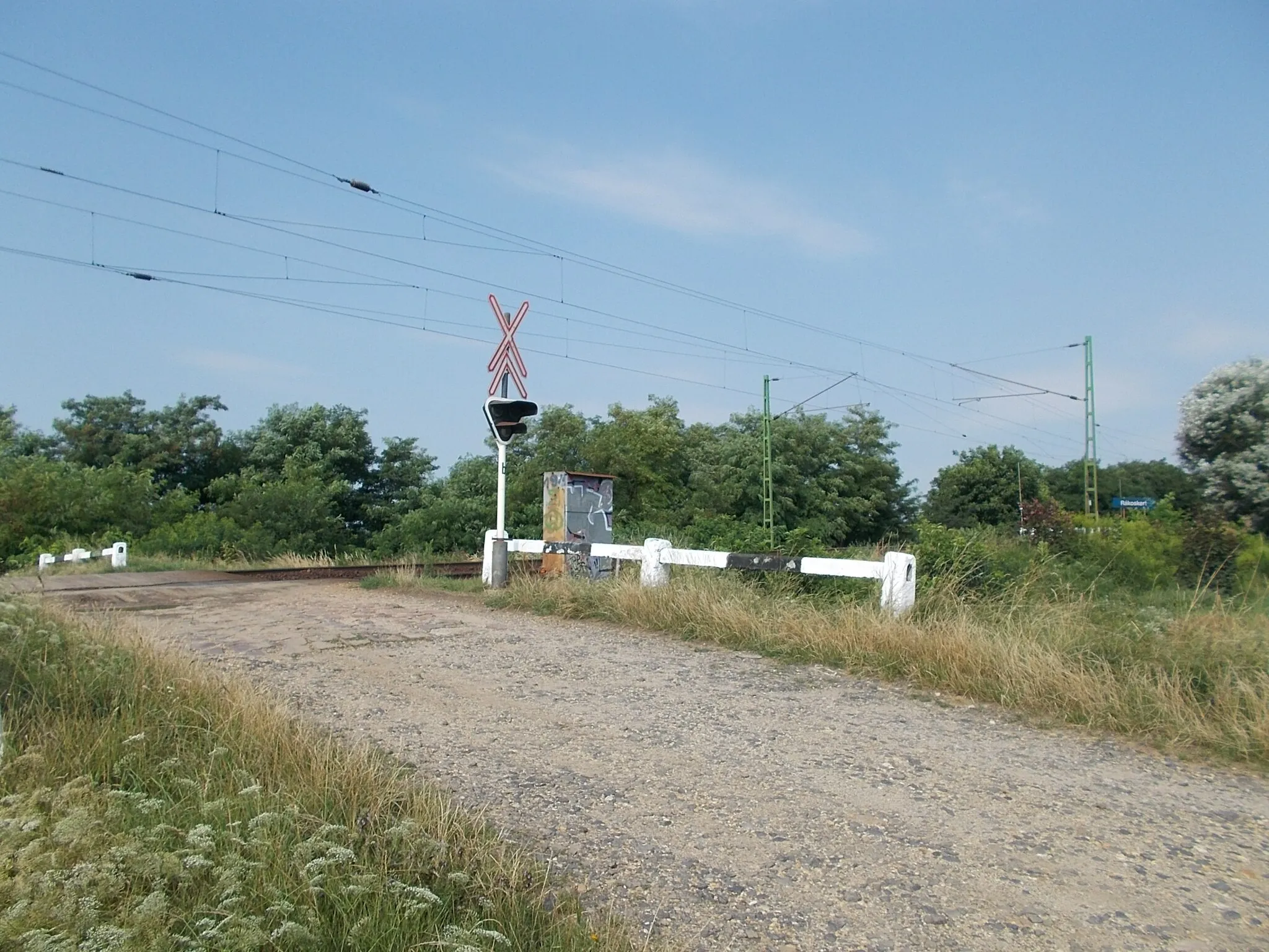 Photo showing: : Level crossing, Rákoskert train station in Rákoscsaba, Budapest District XVII.