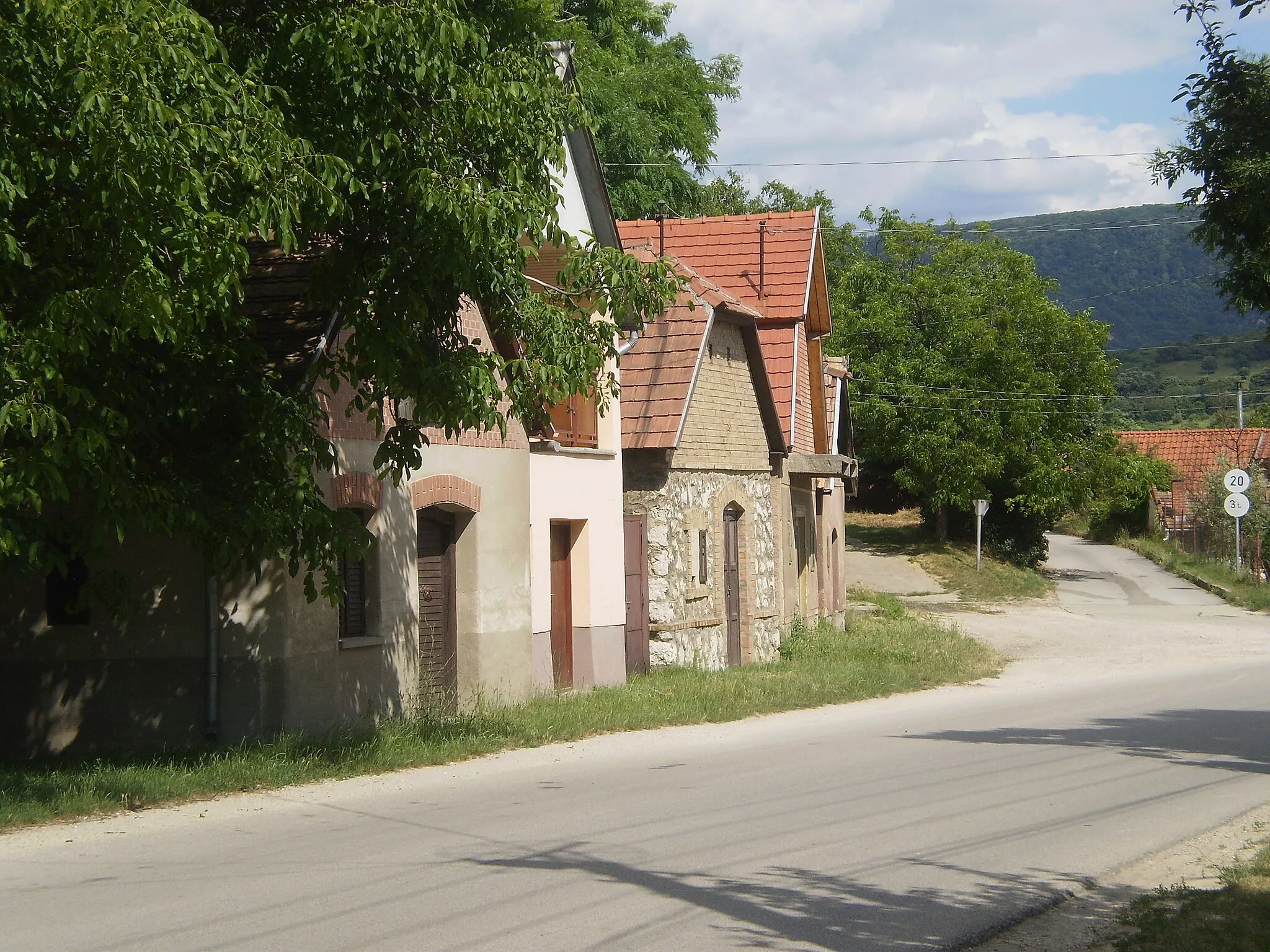 Photo showing: Kesztölci présházak
