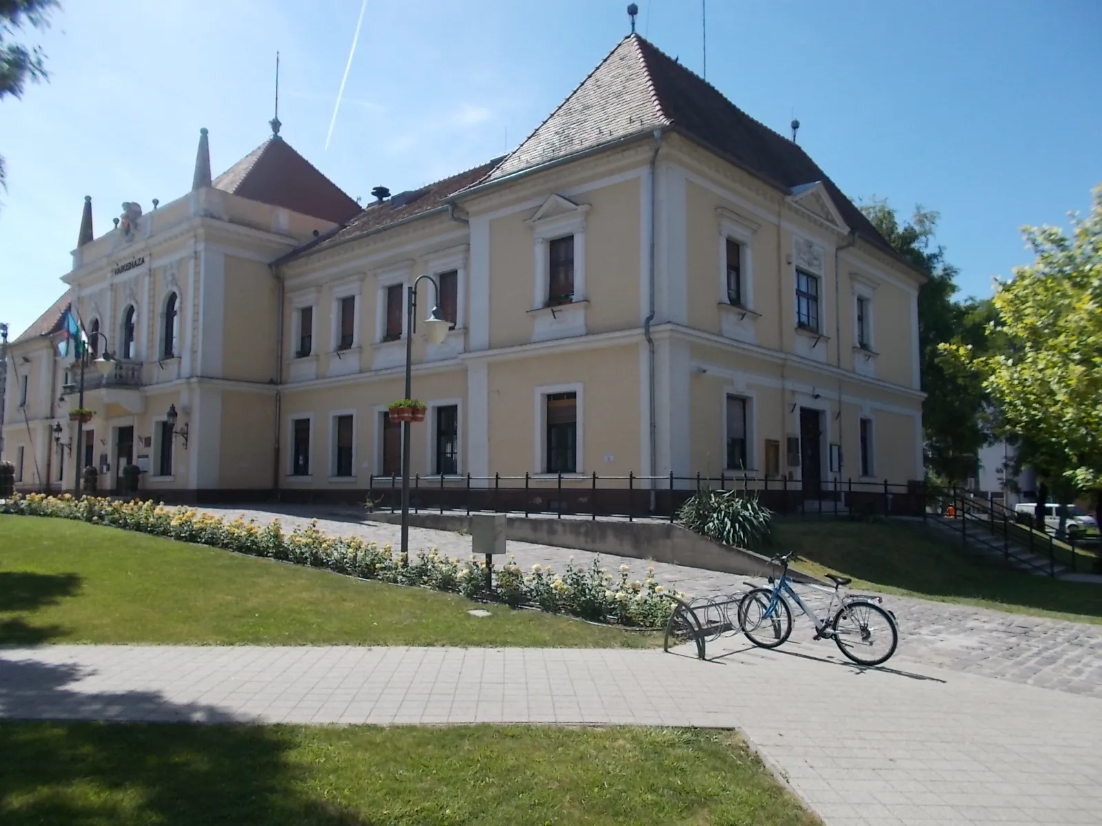 Photo showing: : Town Hall. - Kossuth Square, Abony, Pest County, Hungary.