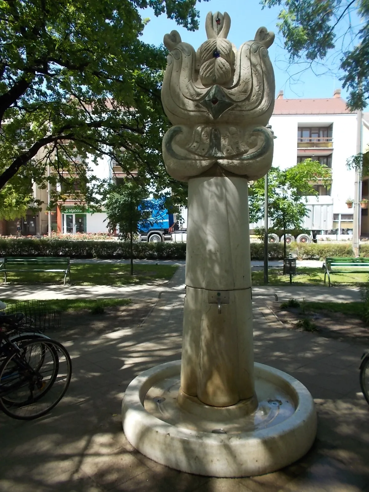 Photo showing: : Onamented fountain by Sándor Blaskó. - Ceglédi út, Abony, Pest County, Hungary.