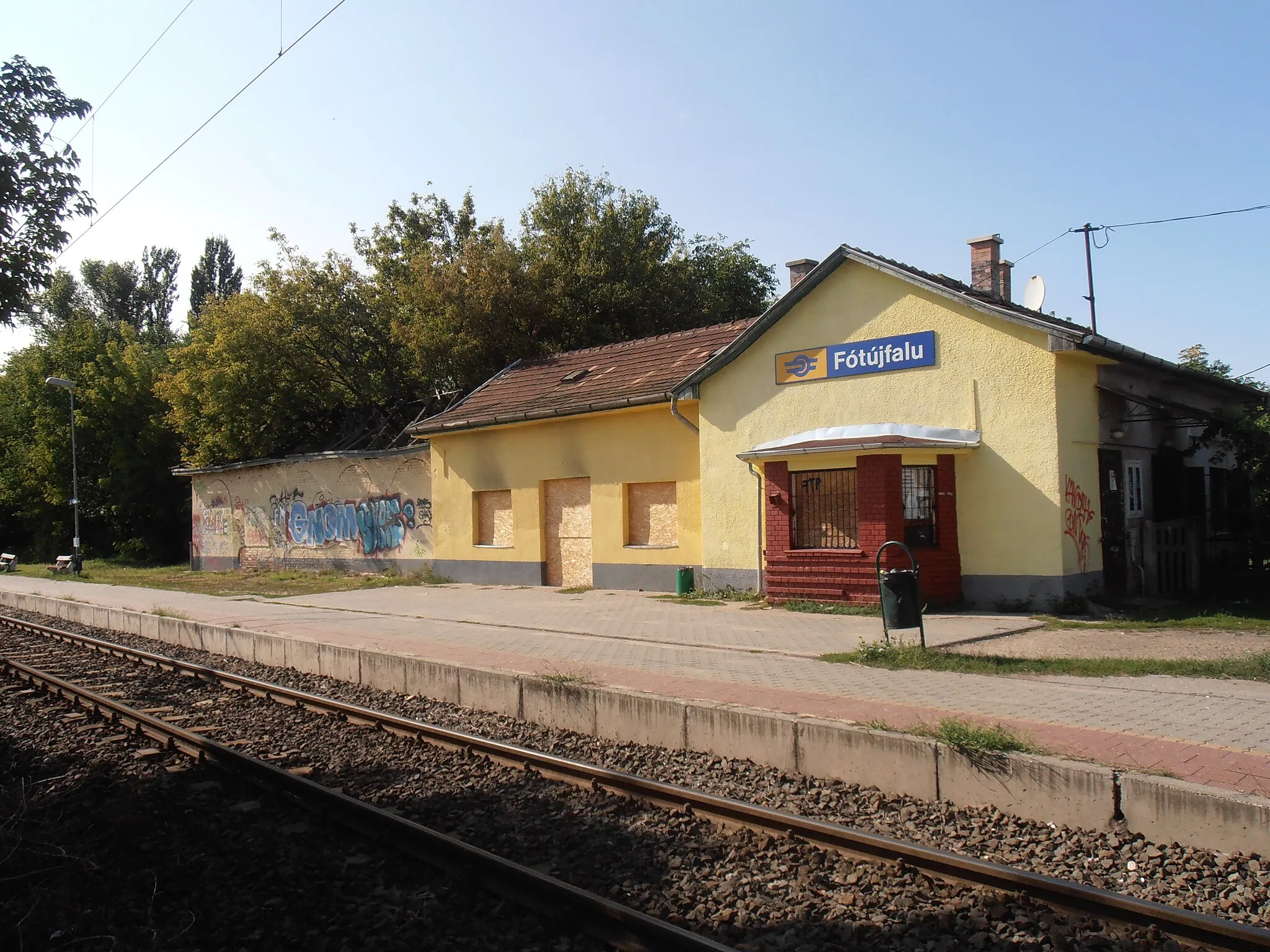 Photo showing: Fótújfalu railway stop, Fót, Hungary