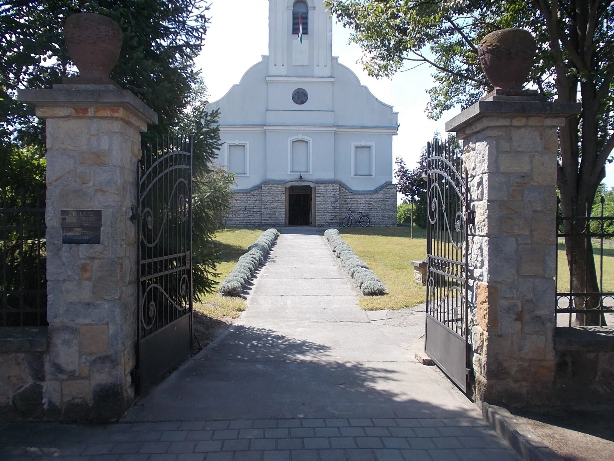 Photo showing: : Lutheran church. Listed, street gate - Irsay Károly Street and Köztársaság Street corner, Irsa neighborhood, Albertirsa, Pest County, Hungary.