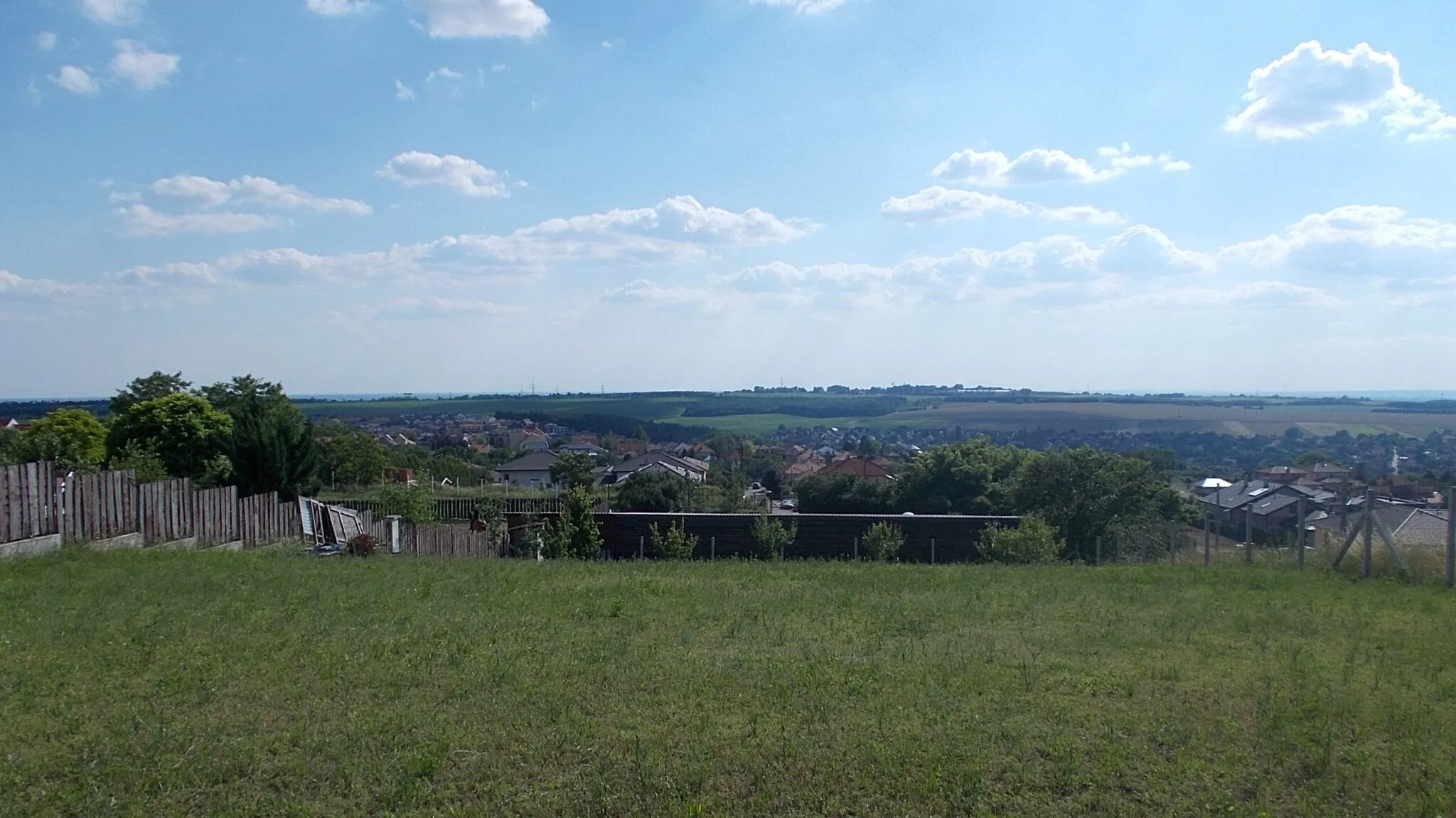 Photo showing: View toward Csatáridűlő from Pihenő Street, Pécel, Pest County, Hungary.