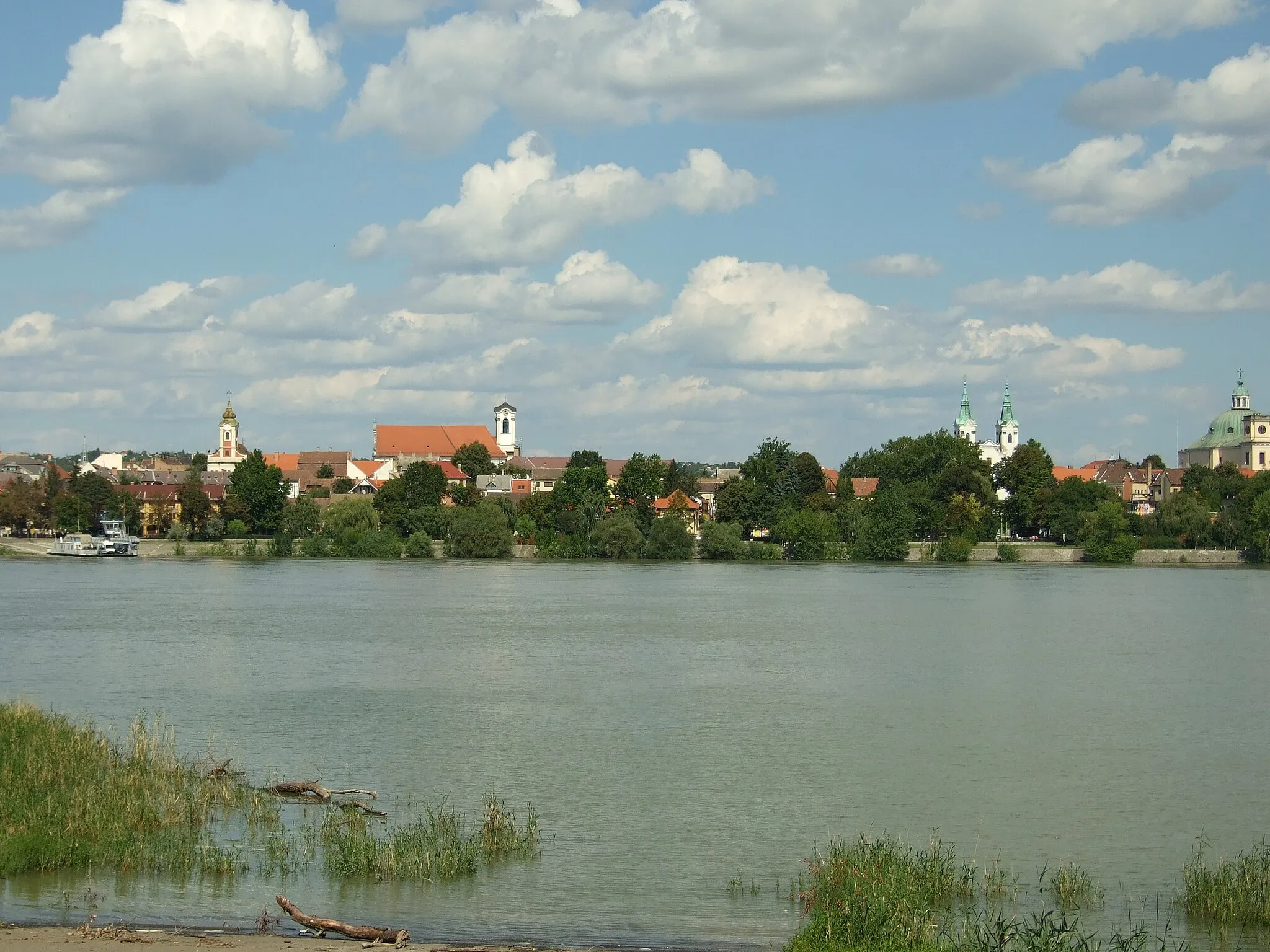 Photo showing: View from Tahitótfalu toward City of Vác, Pest comitat, Hungary