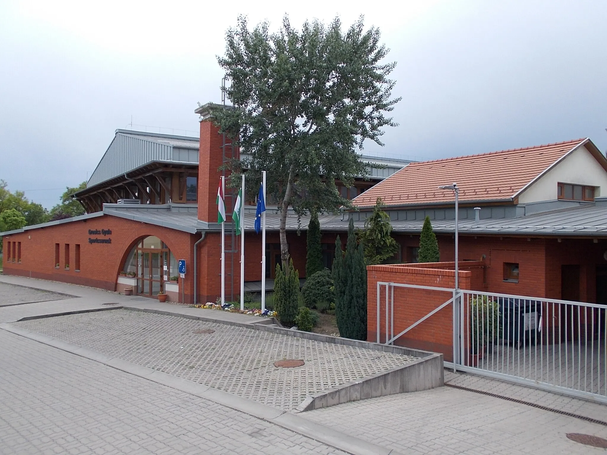 Photo showing: : Grosics Gyula Sports Hall - Iskola Road, Mogyoród, Pest County, Hungary