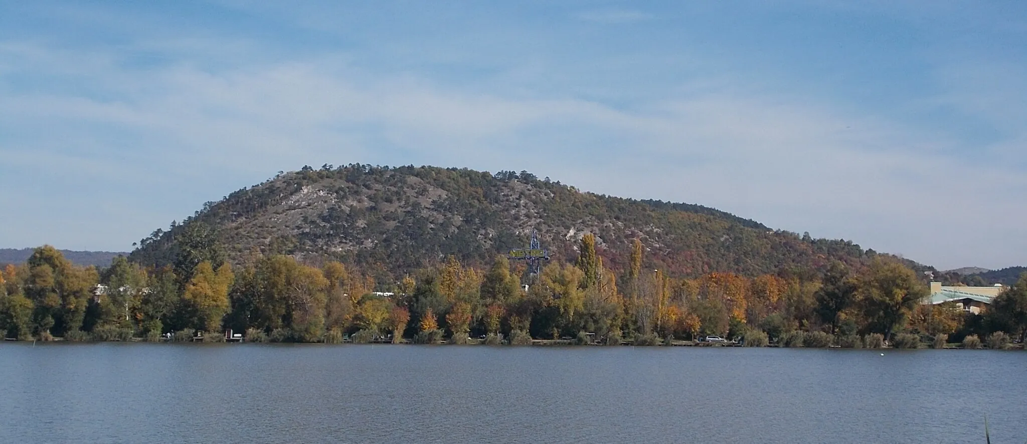 Photo showing: : Lake Törökbálint Huszonnégyökrös Hill. - Tó Park, Törökbálint, Pest County, Hungary.