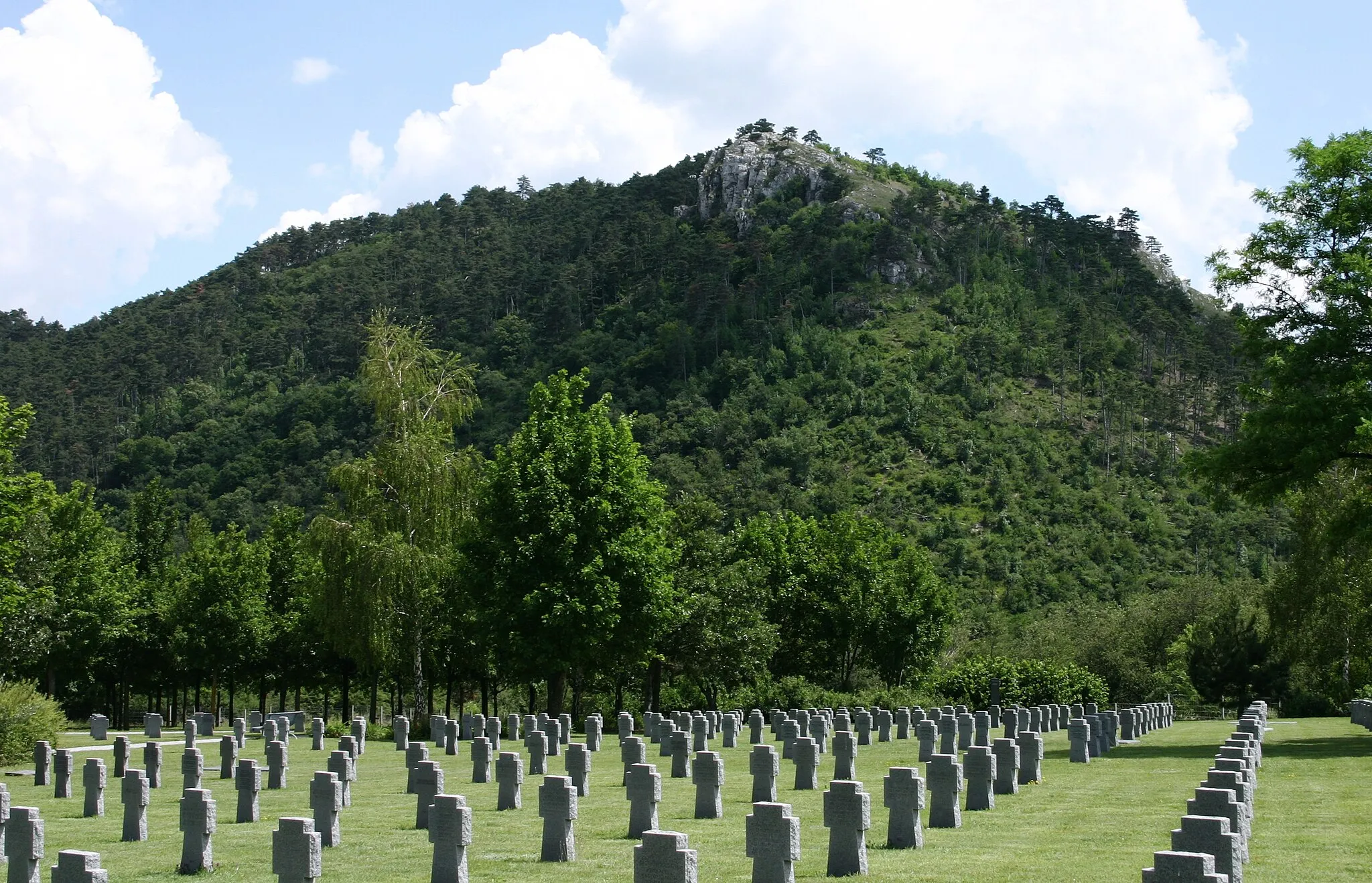 Photo showing: Huszonnégyökrös-hegy ("24 Oxen Hill") in Budaörs, Hungary, with the German-Hungarian Soldiers Cemetery in the foreground