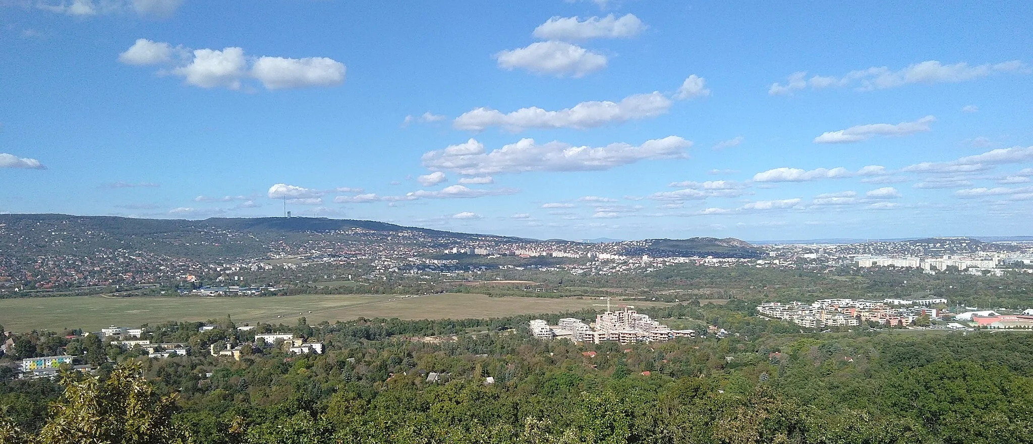 Photo showing: Budaörsi-medence és a Széchenyi-hegy a Vadász-hegyről (középen a Budaörsi repülőtér)