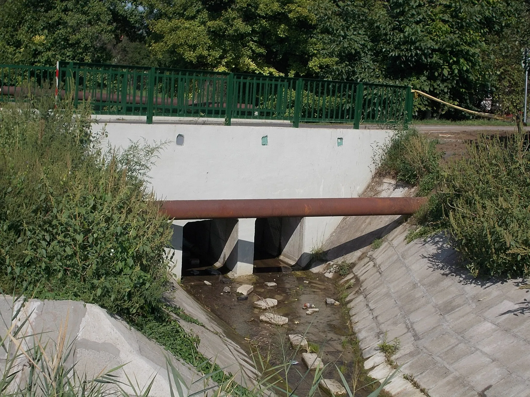 Photo showing: Híd a Besnyői-patak felett. - Pest megye, Gödöllő, Máriabesnyő, Mikes Kelemen utca