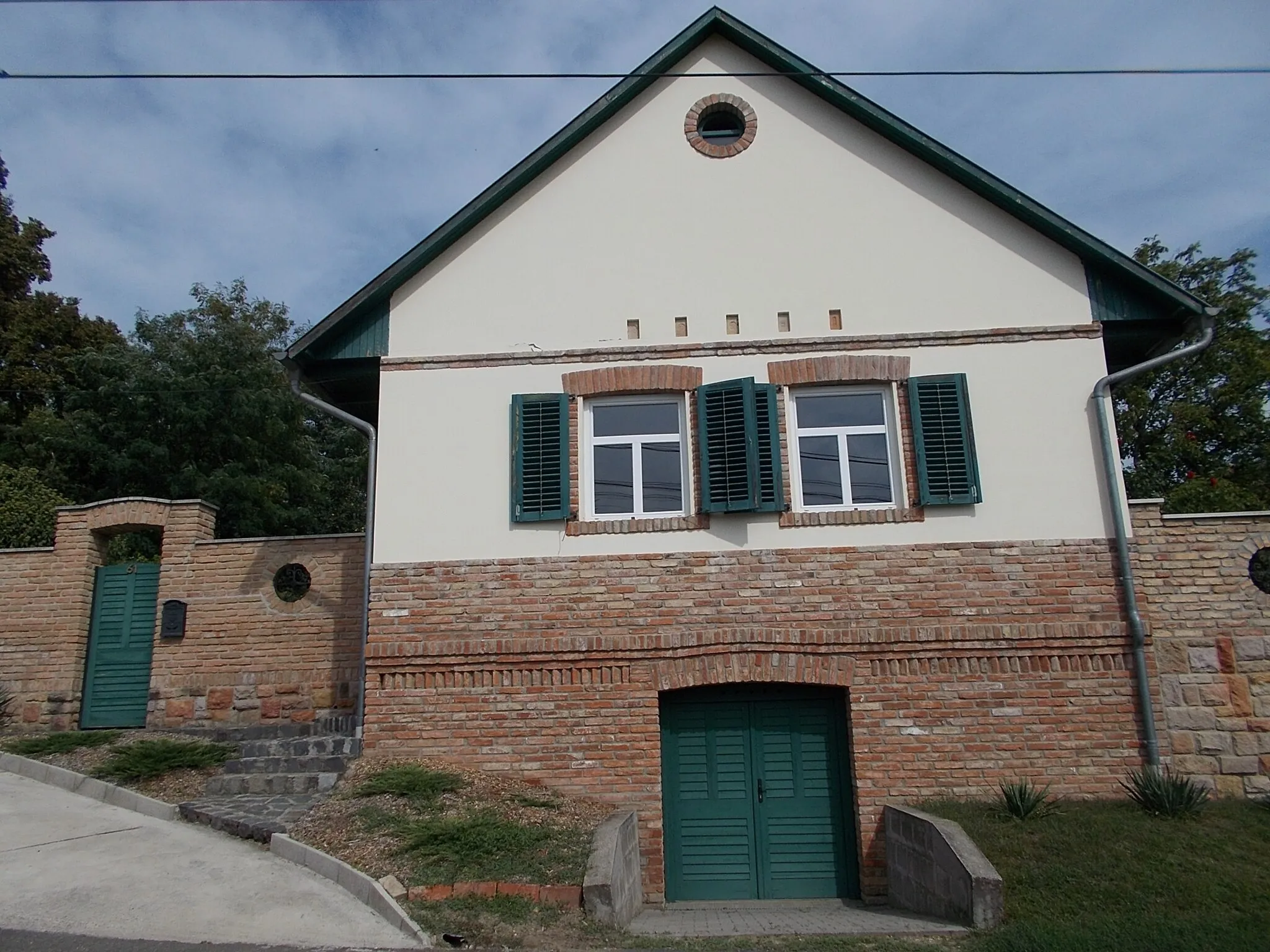 Photo showing: Dwelling building. Listed ID  17334. - #61 DamjanichStreet, Gödöllő, Pest County, Hungary.