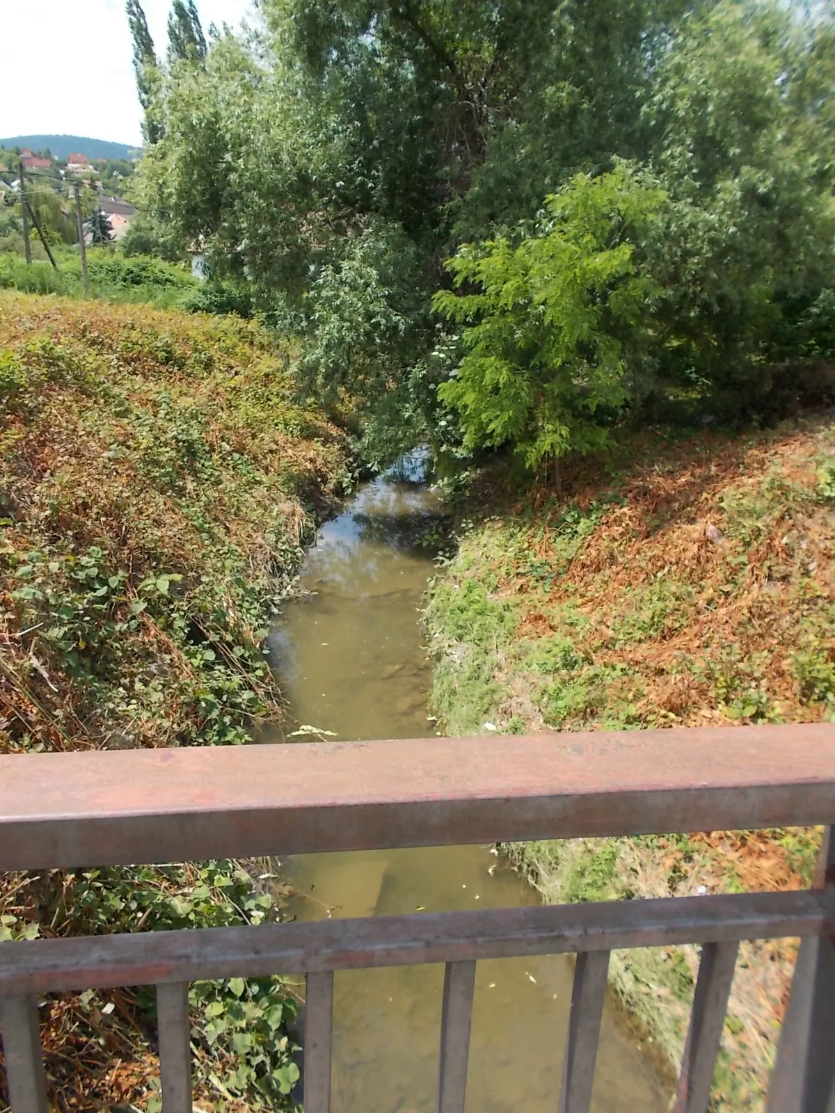 Photo showing: : Bridge over the Dera. -  Huszár Street, Pomáz, Pest County, Hungary.