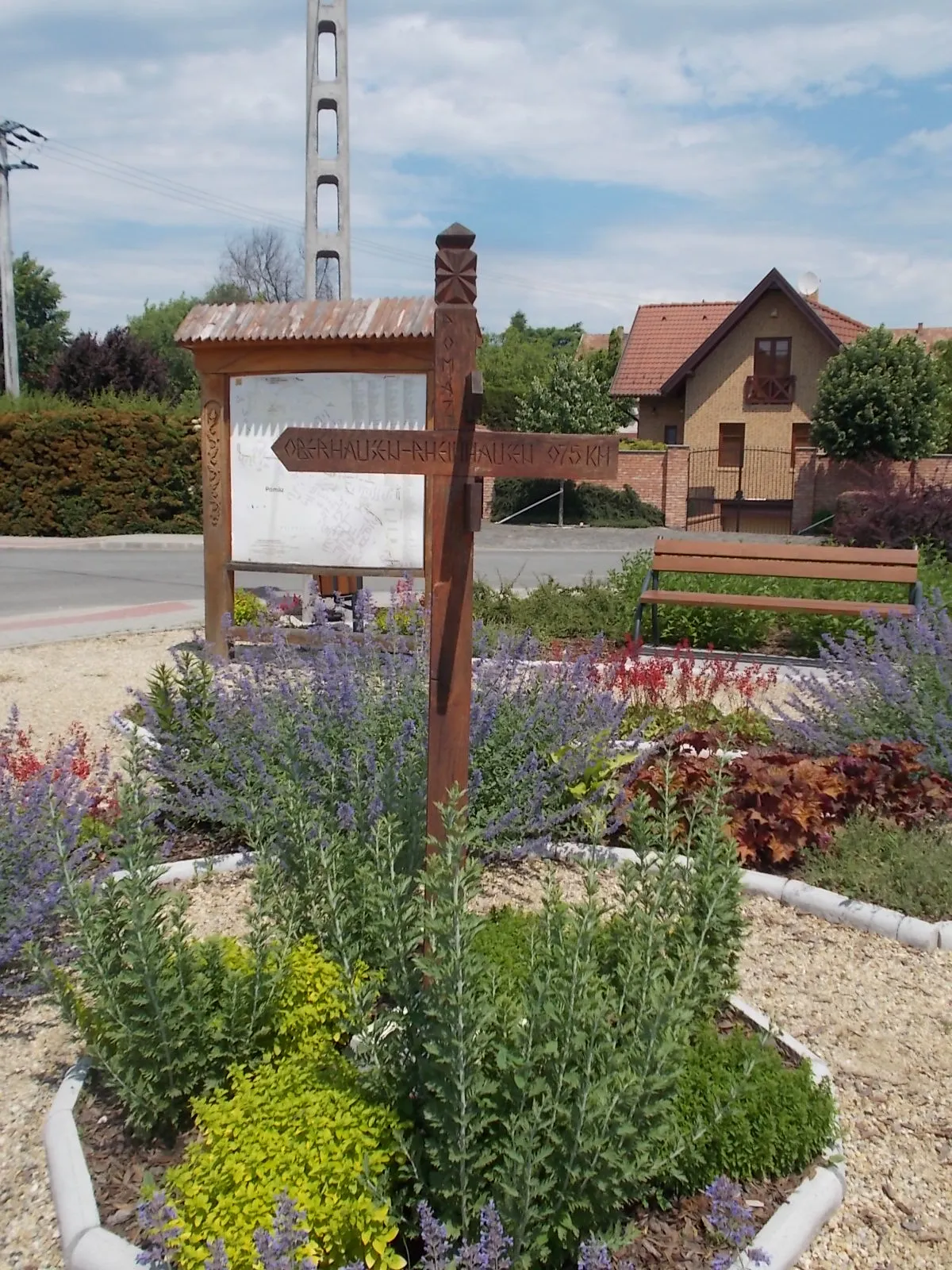 Photo showing: Park with Town map infoboard and Town twinning fingerpost. Twin town sign-  Huszár Street, Kartal Street, Pomáz, Pest County, Hungary.