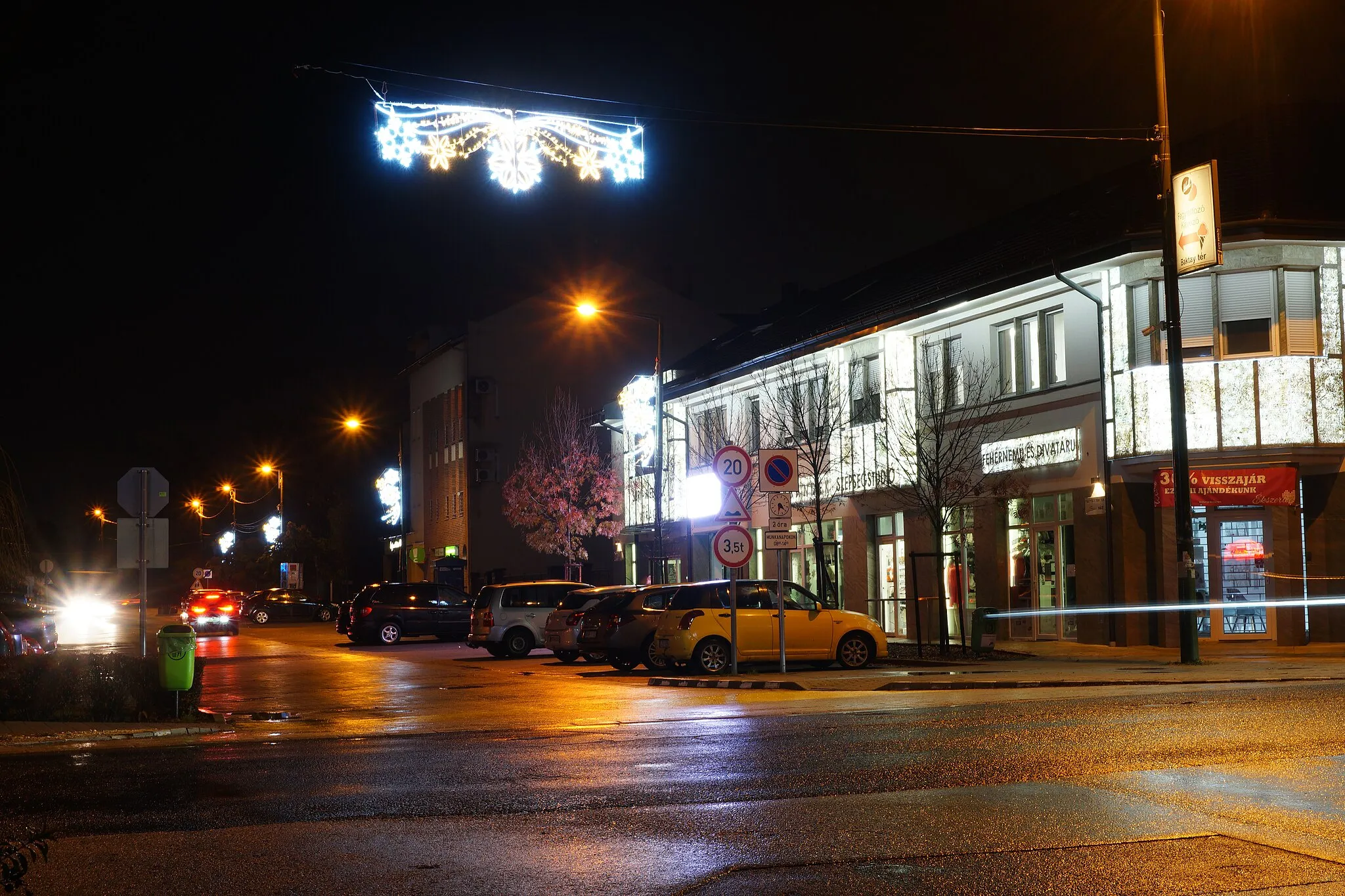 Photo showing: Dunaharaszti, Baktay Ervin tér Karácsonyi kivilágítással.