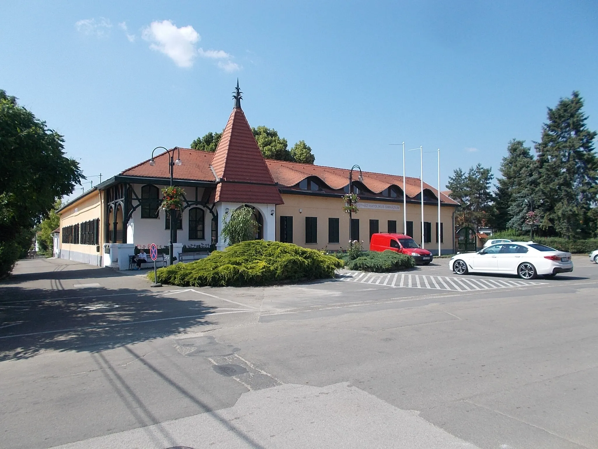Photo showing: : Catholic High School, former or old town hall. - 106 Fő út (Road 2104), Fővég neighborhood, Veresegyház, Pest County, Hungary