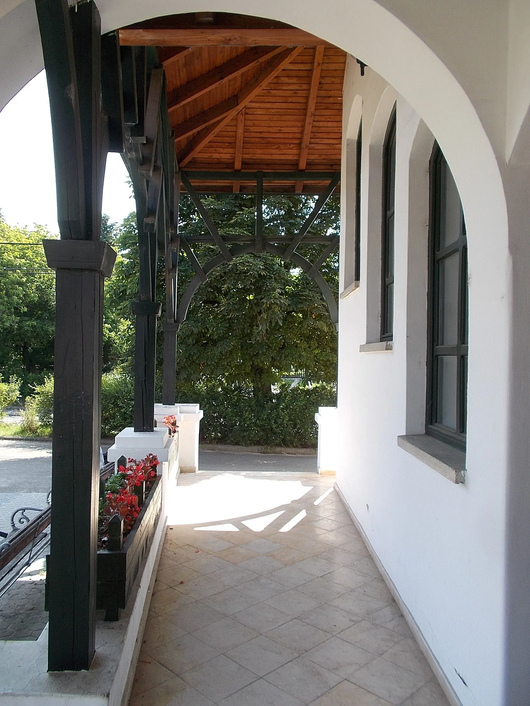 Photo showing: : Catholic High School, former or old town hall. - 106 Fő út (Road 2104), Fővég neighborhood, Veresegyház, Pest County, Hungary.