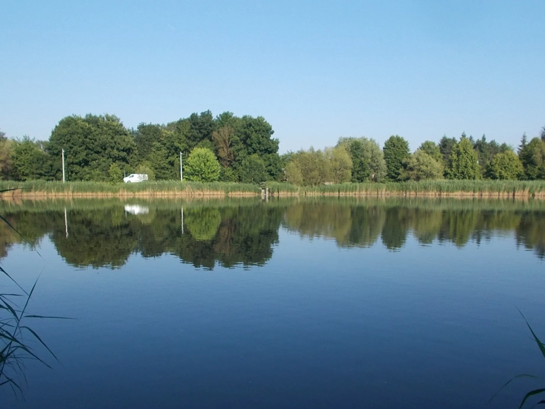 Photo showing: : Ivacsi Lake. A van on the dam. A bit right is the NE sluice. - Veresegyház, Pest County, Hungary.