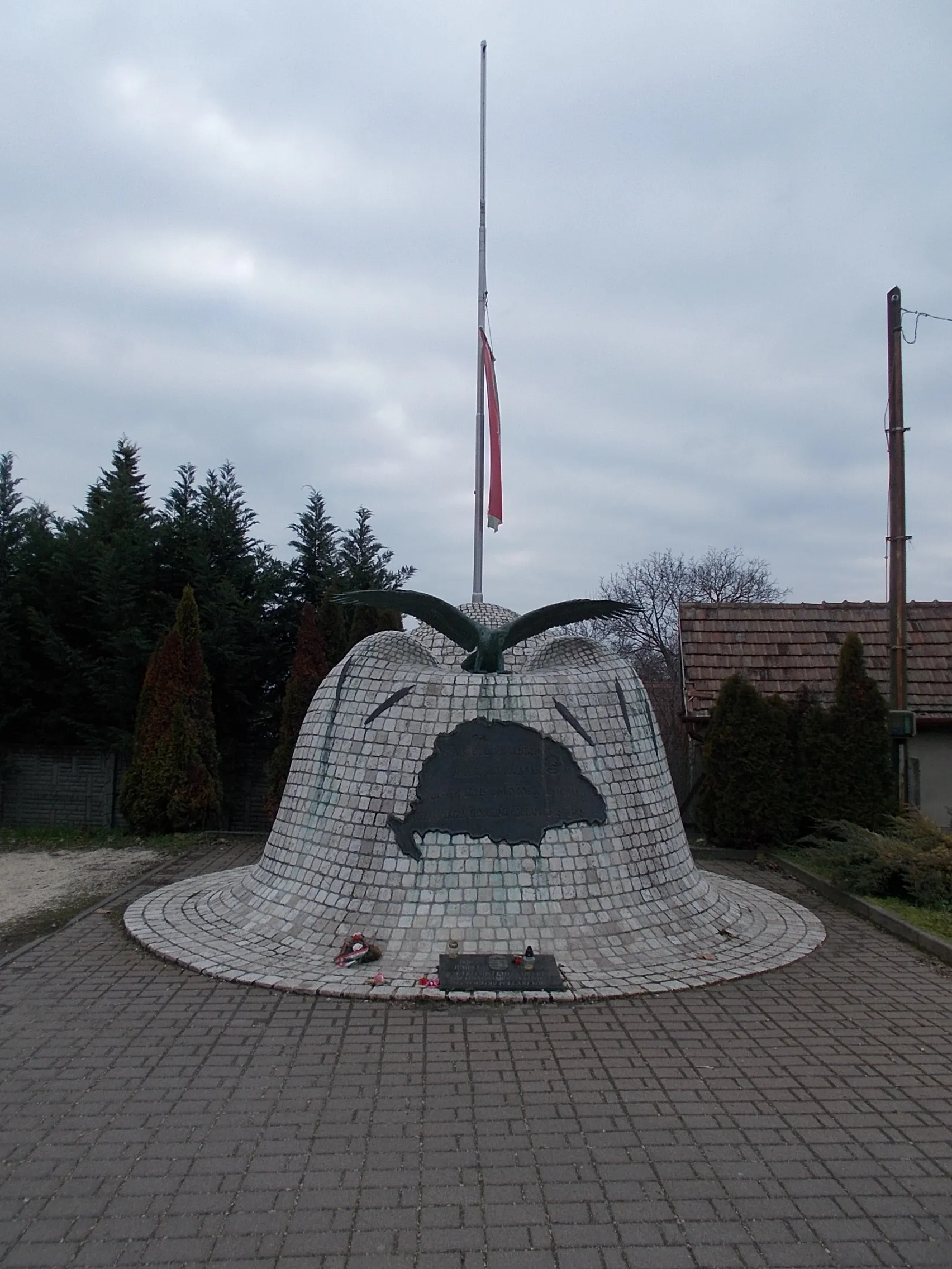 Photo showing: Trianon memorial/Country flag memorial. Bronze turul statue. Bronze releiefs by Sándor Enes Nagy sculptor, László Babos painter sculptor, Mihály Somogyváry architect/designer (2010 works) - Wodianer Street/Road (Road 3111) and Liszt Ferenc Street, Maglód, Pest County, Hungary