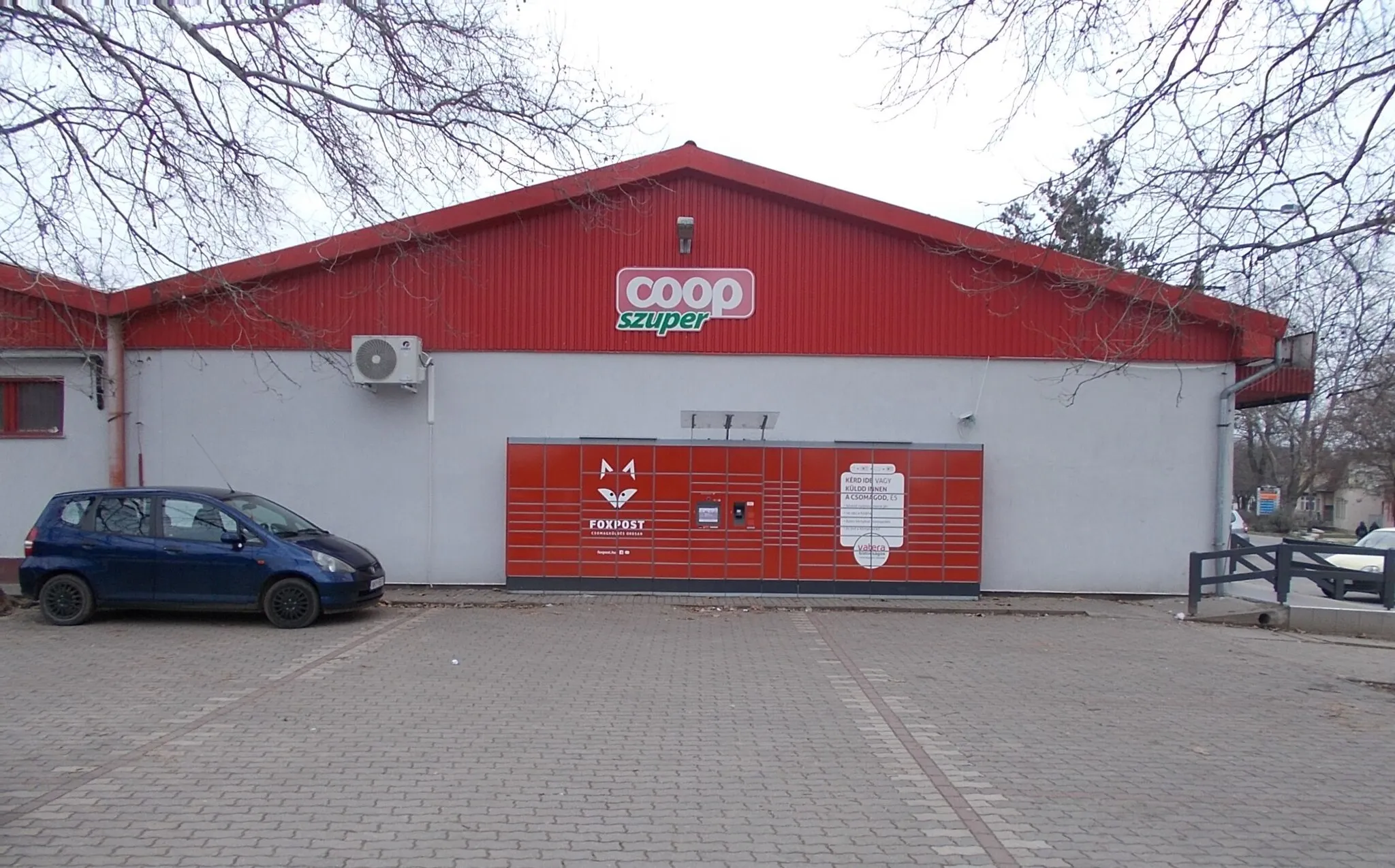 Photo showing: Coop szuper shop, Foxpost - 2 Fő Road (Road 3111) /Bajcsy-Zsilinszky Street corner/, City centre neighbourhood, Maglód, Pest County, Hungary.