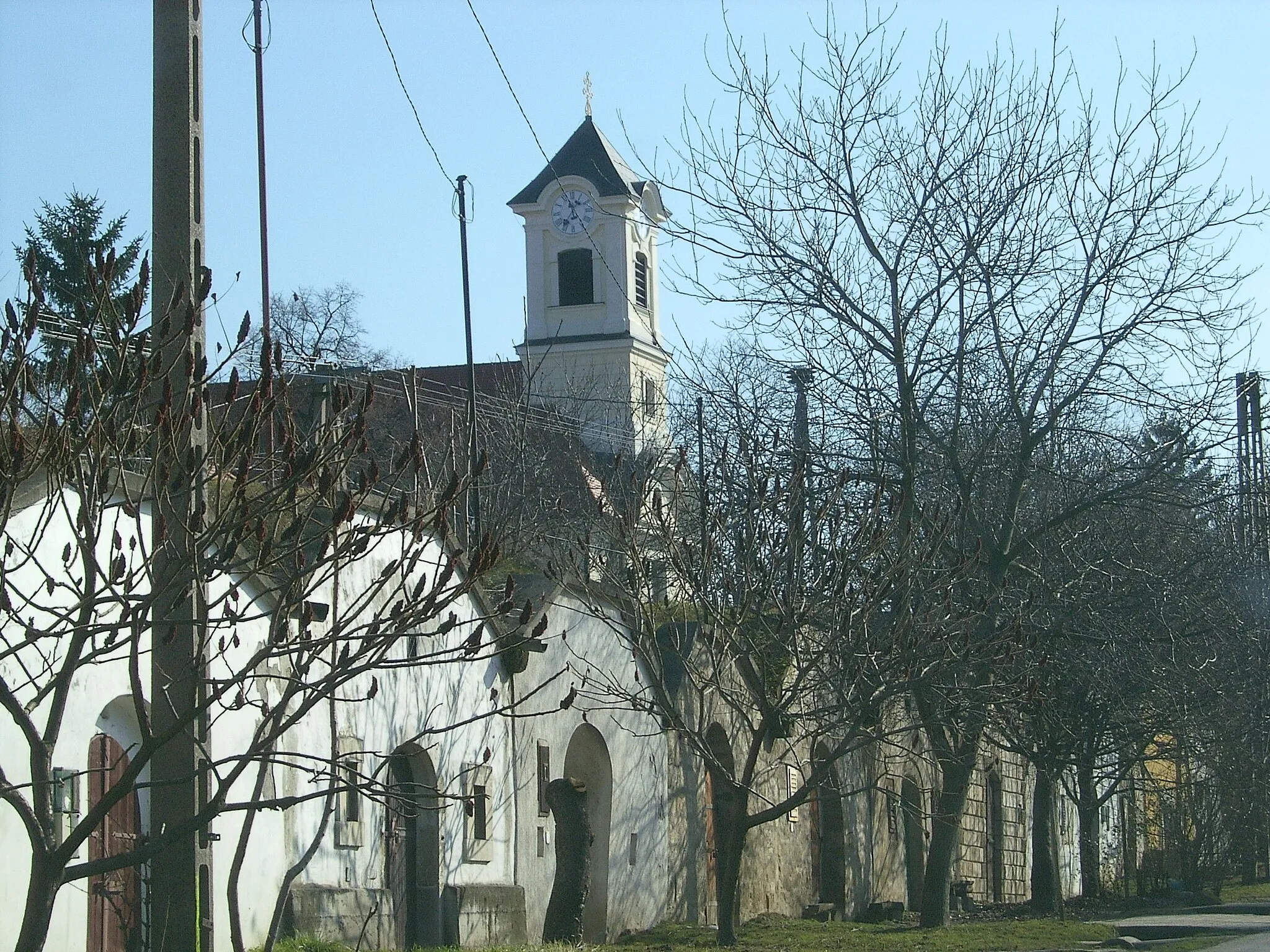 Photo showing: A budajenői római katolikus templom tornya pincesorral (Pest megye, Magyarország)