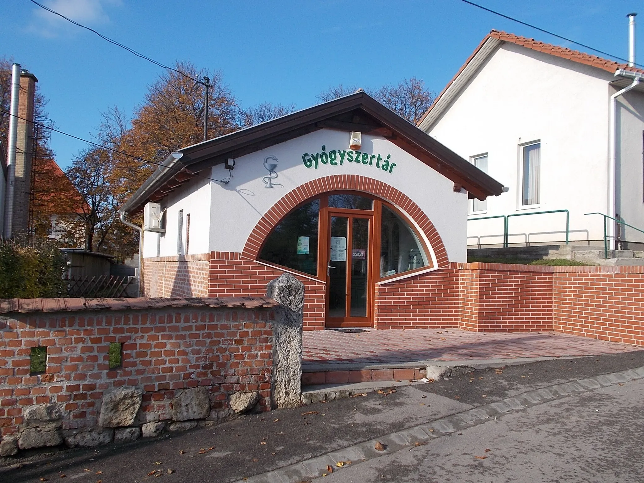 Photo showing: Pharmacy - Óvoda Lane, Budajenő, Hungary