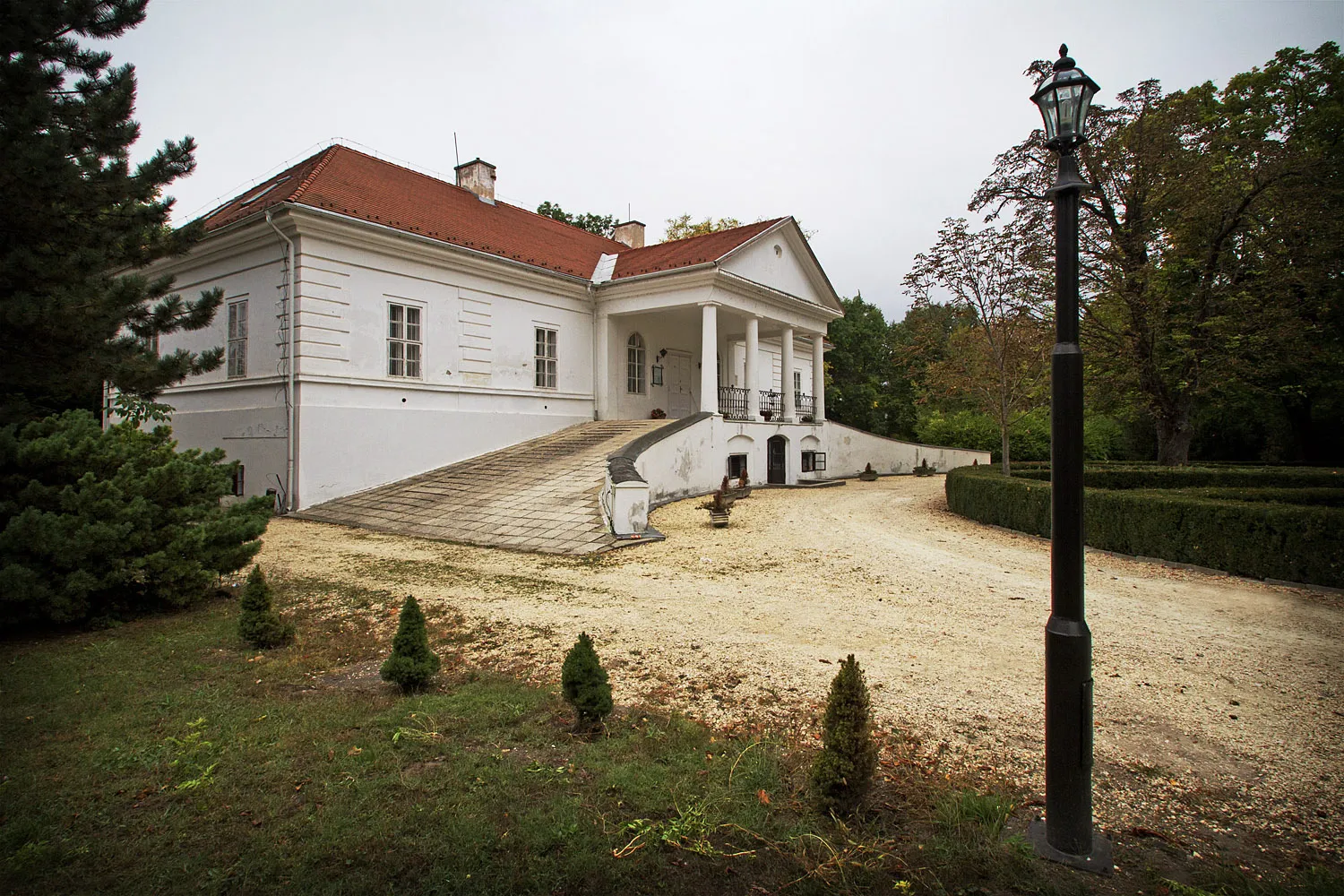 Photo showing: Mansion of Móric Halász, a big Neoclassical building. - Loc:Biksza Rd, Dabas-Gyón district of Dabas town, Pest county