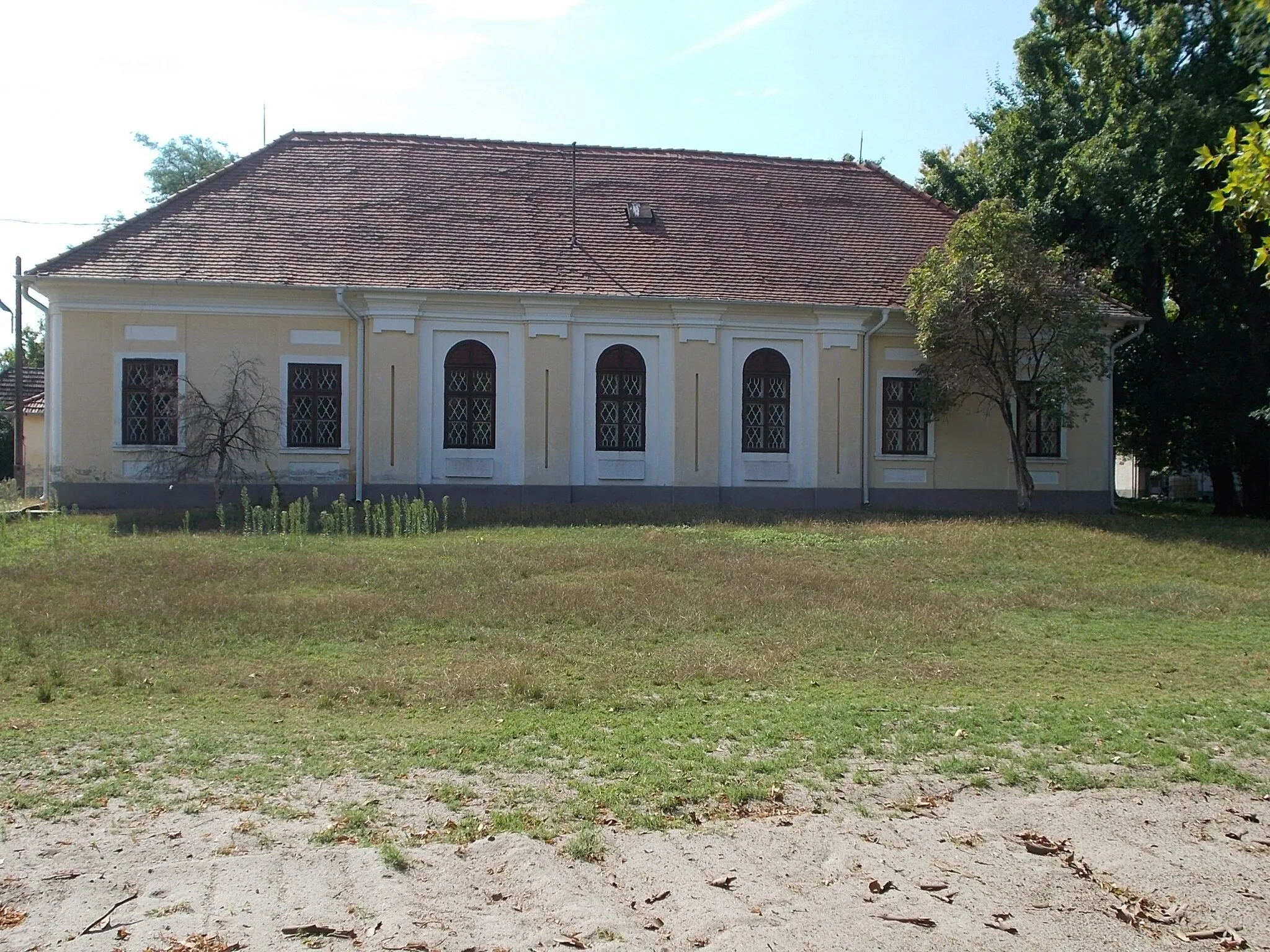 Photo showing: : Zlinszky Mansion (1760s, late Baroque, used storage building) now Zlinszky elementary school. -  Kossuth Lajos Road ( Route 5202 ), Gyón quarter, Dabas, Pest County, Hungary.