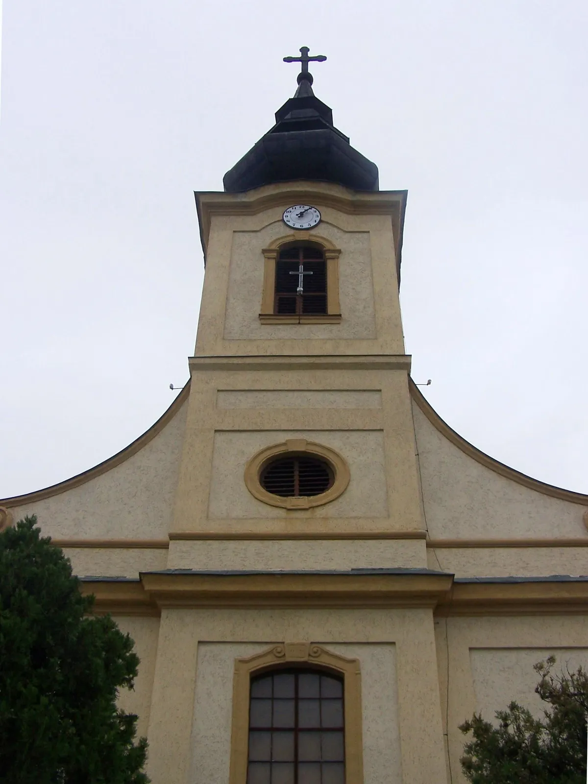 Photo showing: Szentháromság római katolikus templom (Csömör, Szabadság út 20--4.)