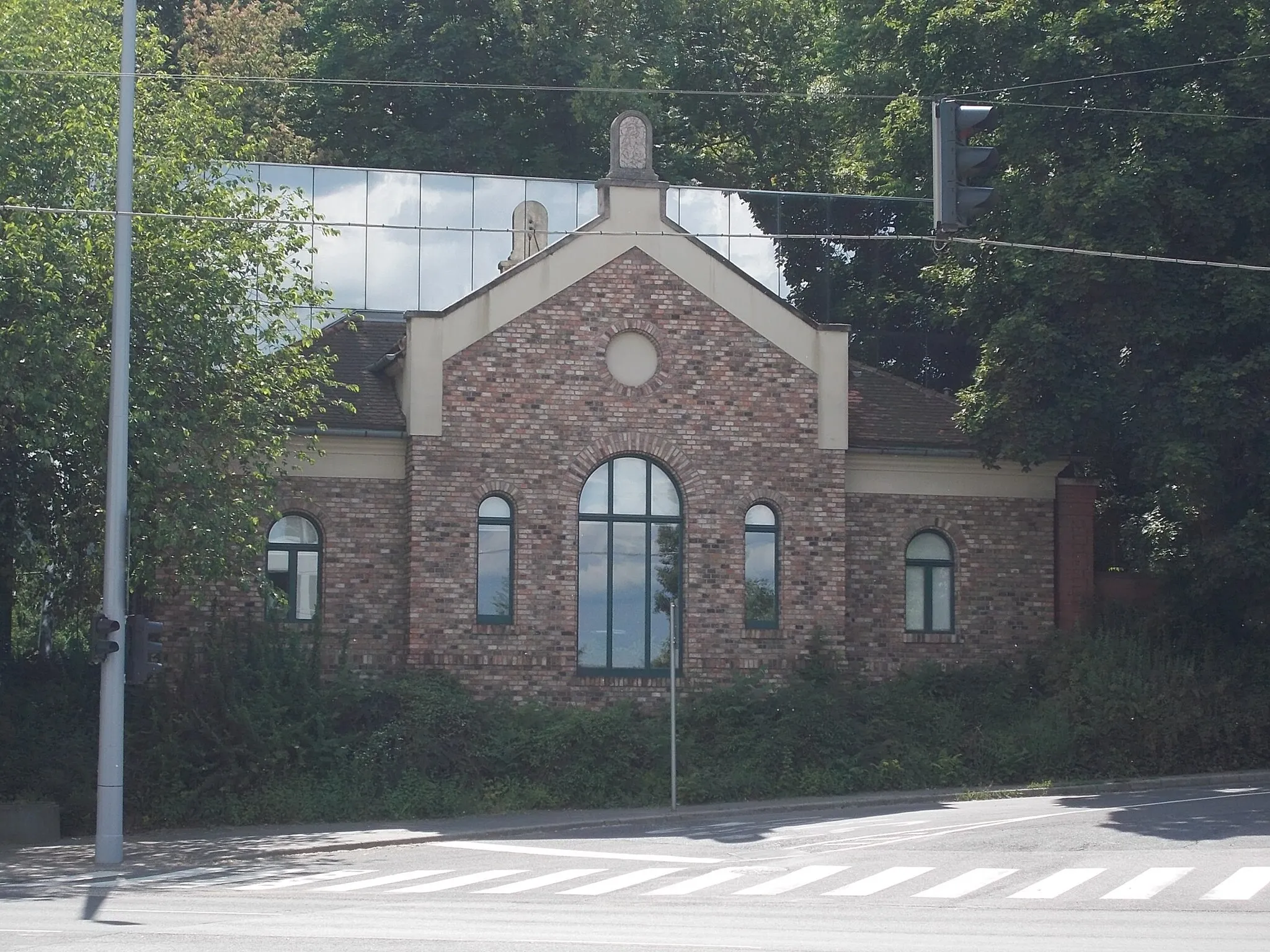 Photo showing: : Former Jewish cemetery funeral home (Bet Tahara or Taharahaus), now office building. Here was one of the four Jewish cemeteries in Budapest District III, now only one operating in the district. The cemetery was opened in 1888. - Laborc street, Óbuda hegyvidéke, Budapest District III.