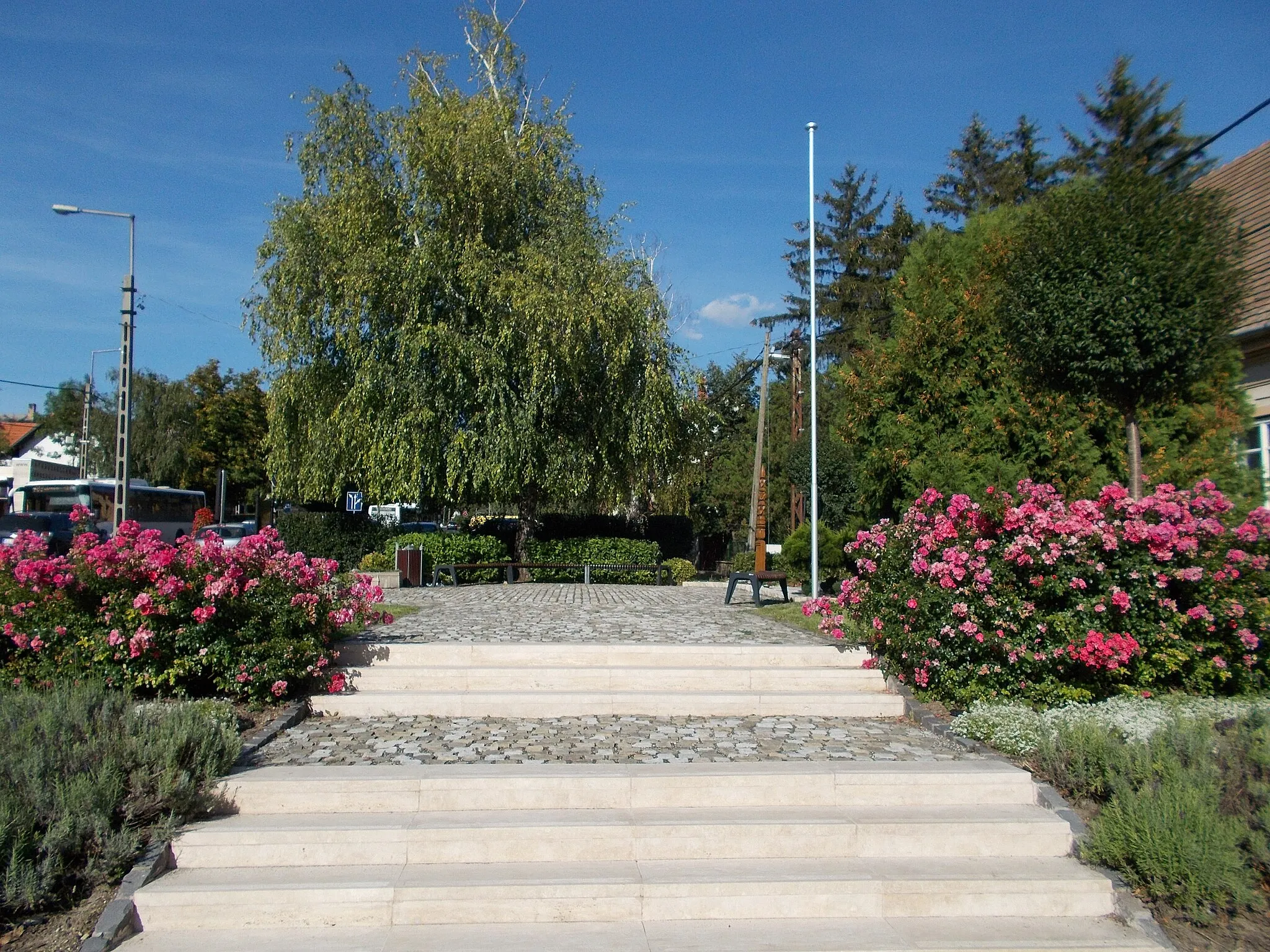 Photo showing: Small park close to the R.C. church. - Fő Street, Budakeszi, Pest County, Hungary.