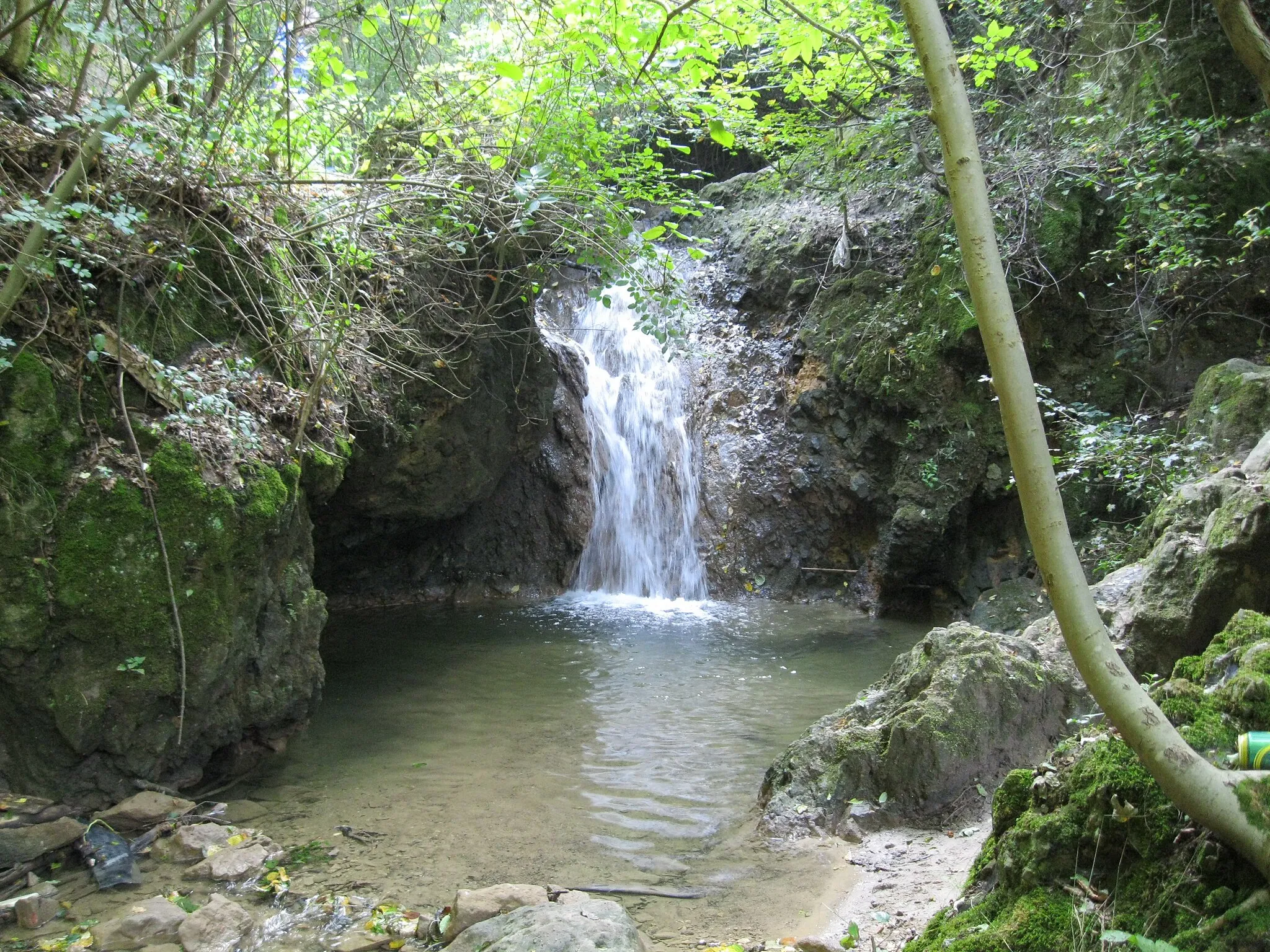 Photo showing: Solymár Waterfall in the Alsó-Jegenye Valley, Solymár
