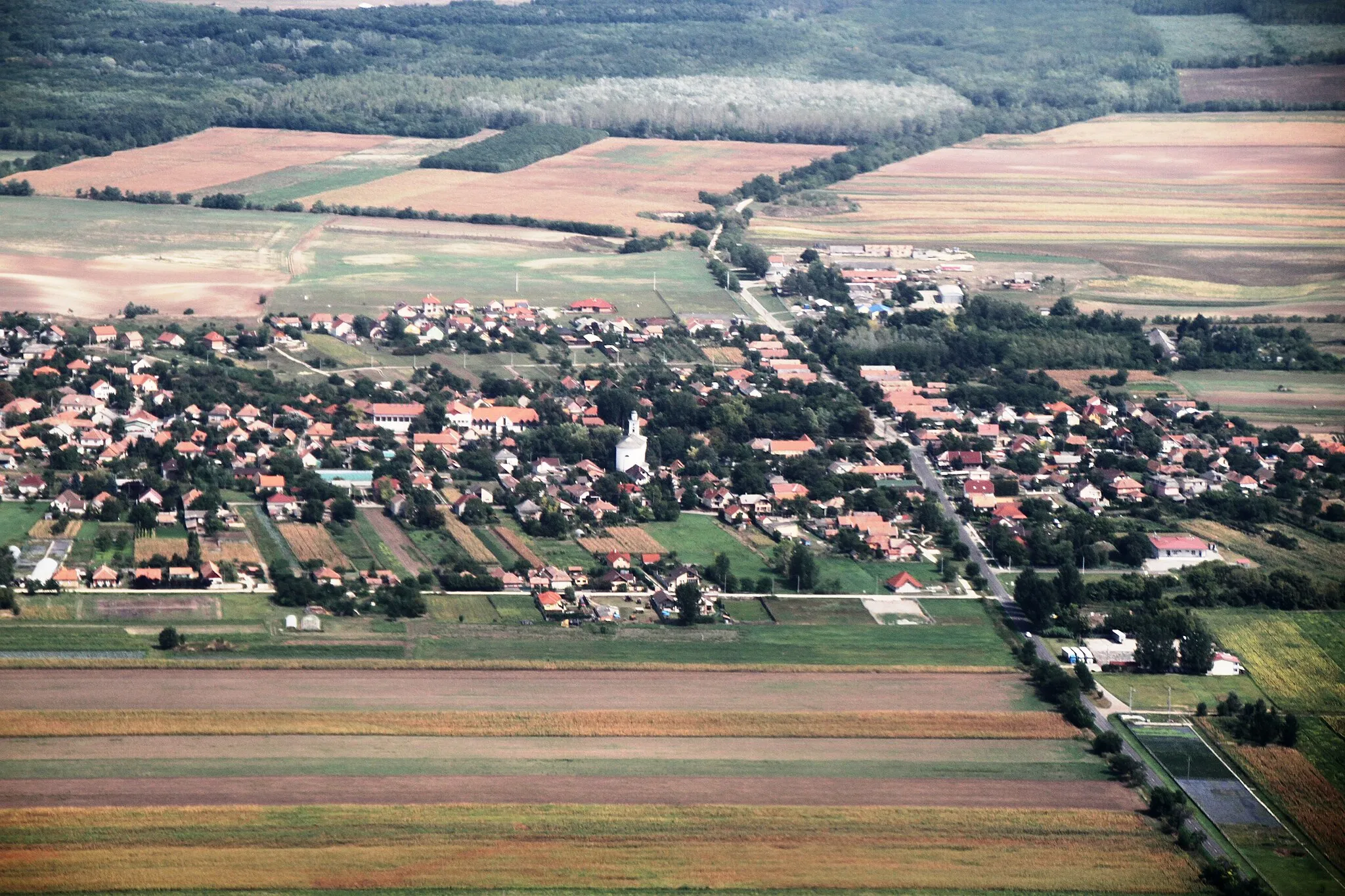 Photo showing: The small town of Peteri immediately east of Üllő, in Pest county, Hungary. This Place is very close to Budapest Airport.