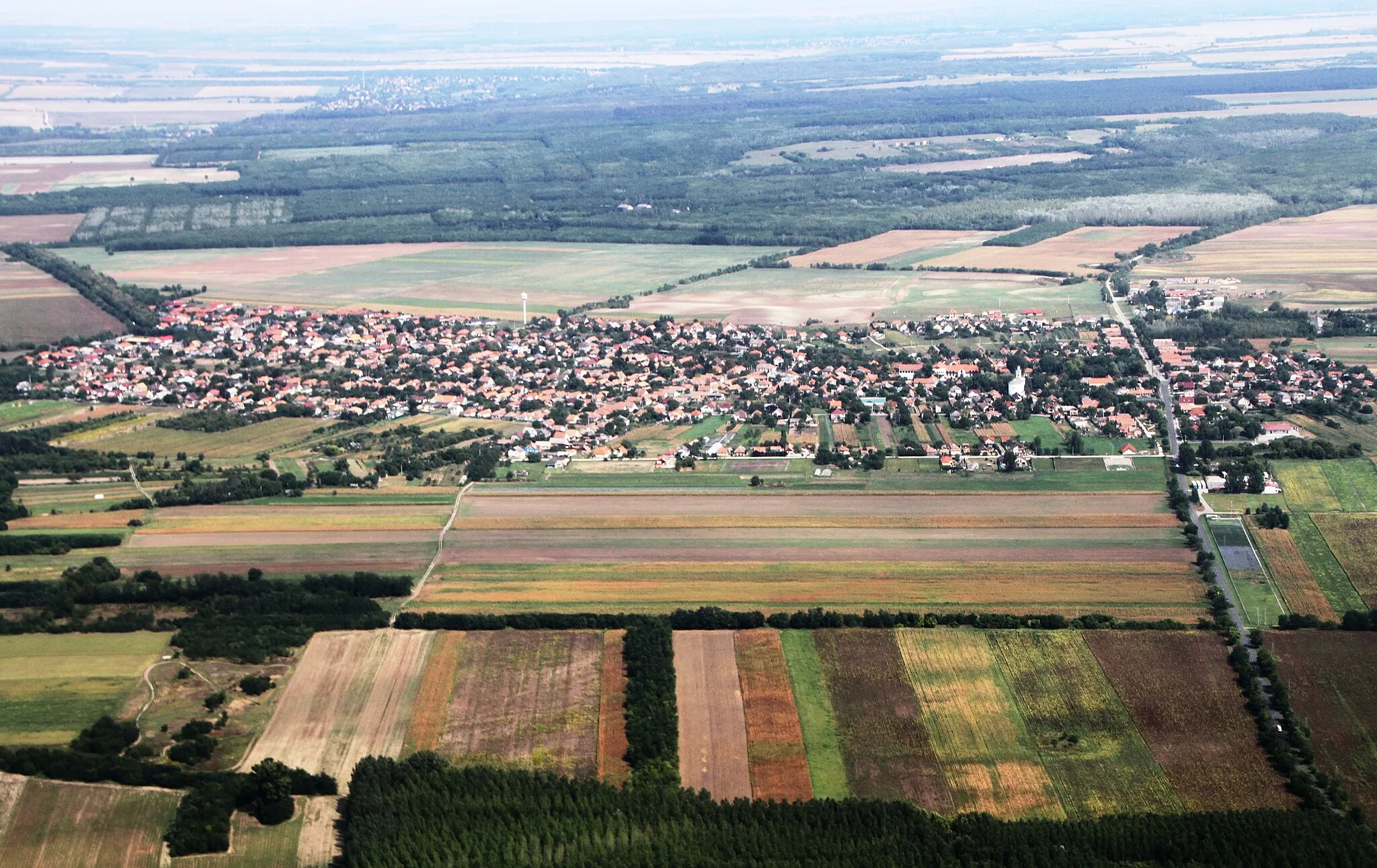 Photo showing: The small town of Peteri immediately east of Üllő, in Pest county, Hungary. This Place is very close to Budapest Airport.