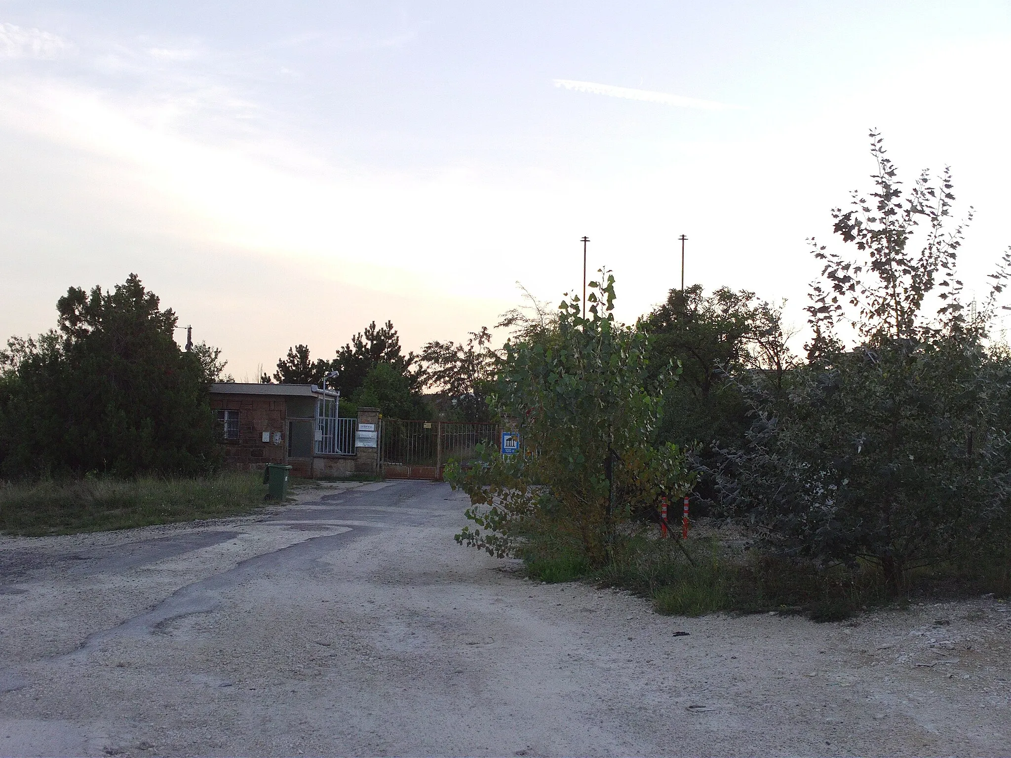 Photo showing: Entrance to the Radio and Television museum, Diósd