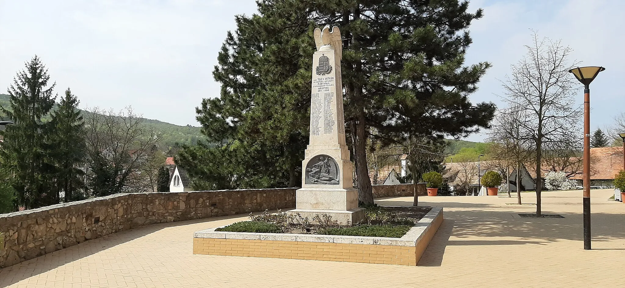 Photo showing: A memorial to the fallen, in Nagykovácsi, in both 20th century world wars.