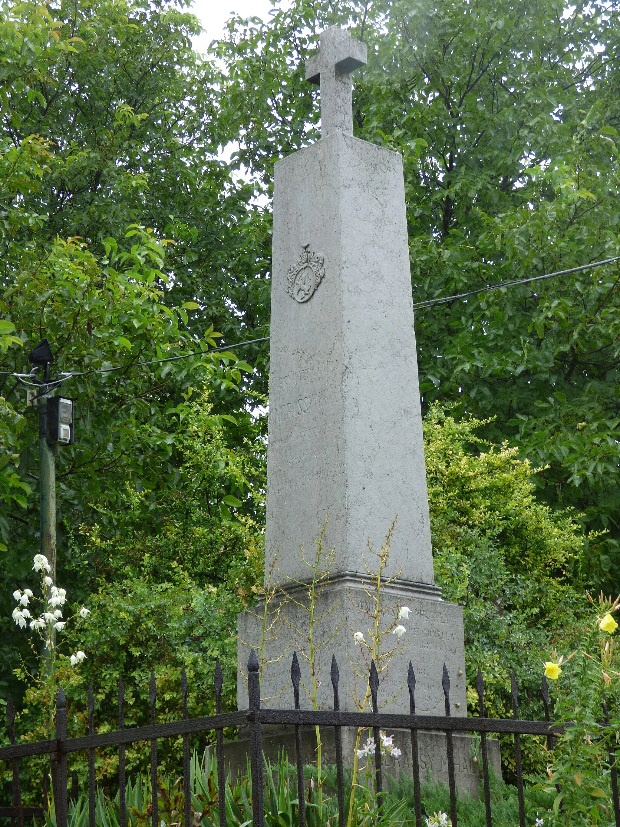 Photo showing: Emlékmű az únyi katolikus temetőben