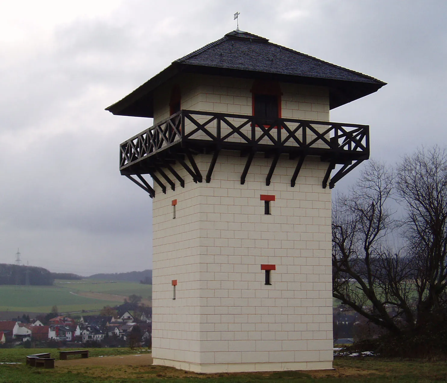 Photo showing: Anlässlich des Hessentages 2002 in Idstein nachgebauter römischer Wachturm am Limes auf der Dasbacher Höhe zwischen Niedernhausen und Idstein im Taunus.