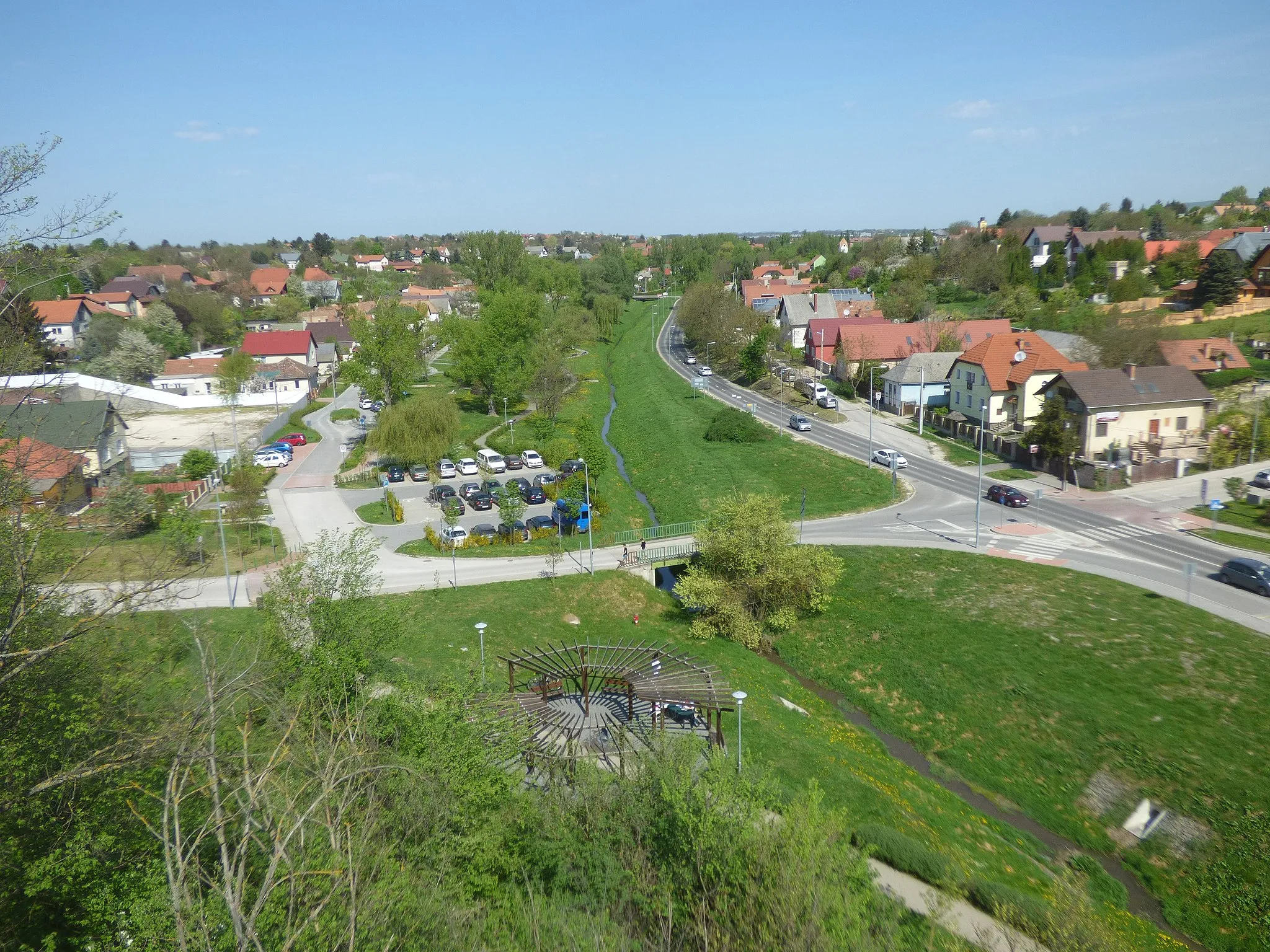 Photo showing: Kilátás a biatorbágyi vasúti viaduktról északnyugat felé