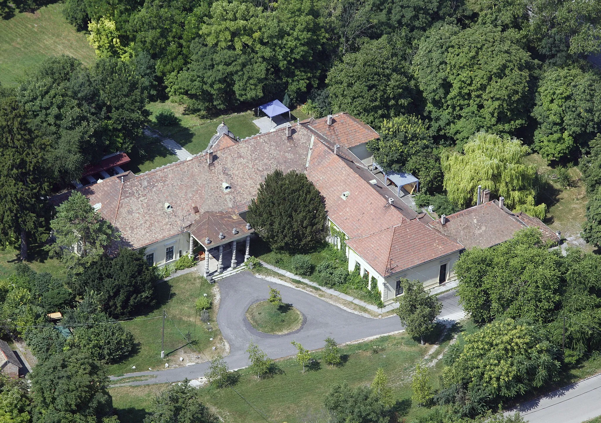 Photo showing: Barcza-kastély (Castle), Pusztazámor, Hungary, aerial photography