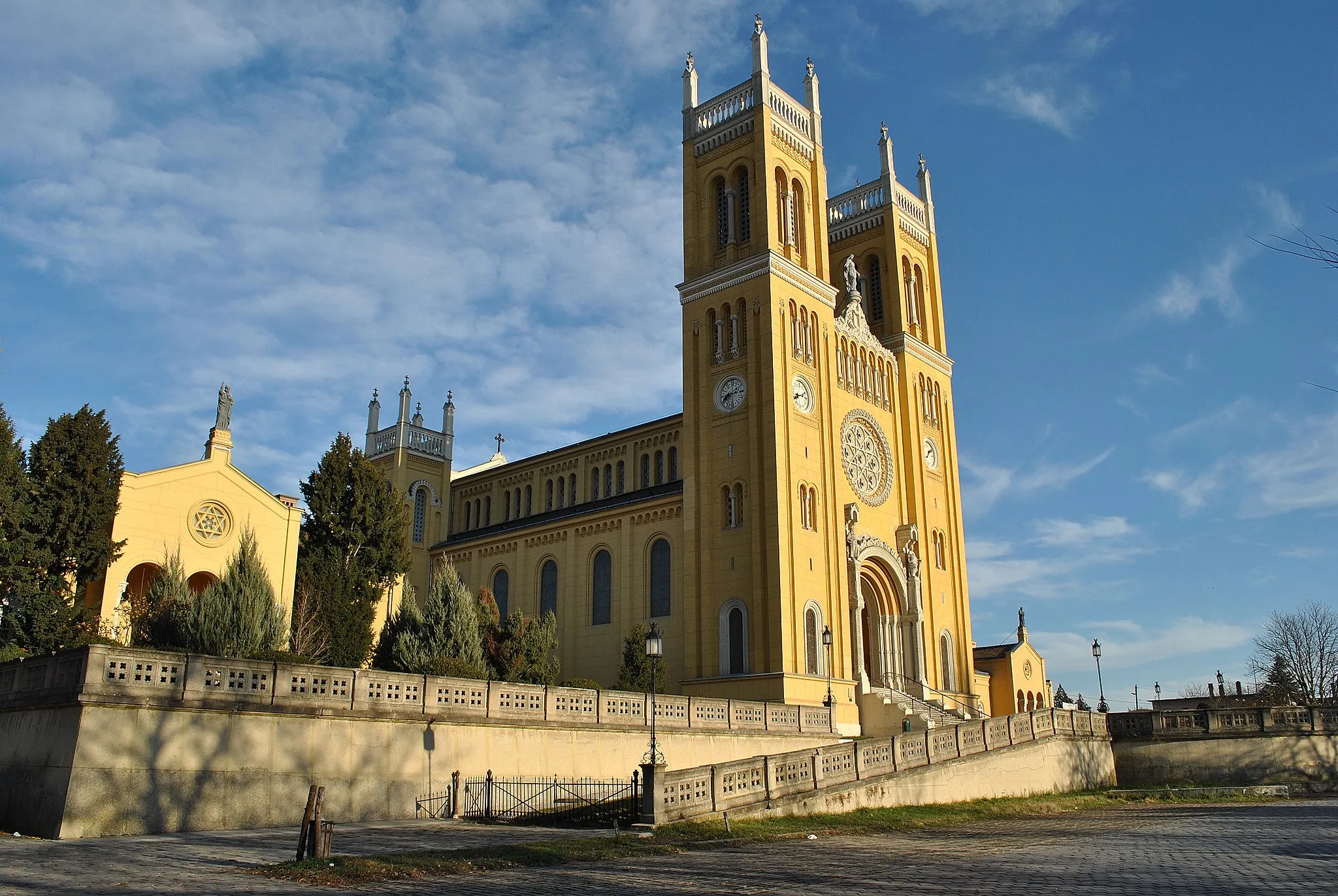 Photo showing: Római katolikus templom (Fót, Vörösmarty u.)