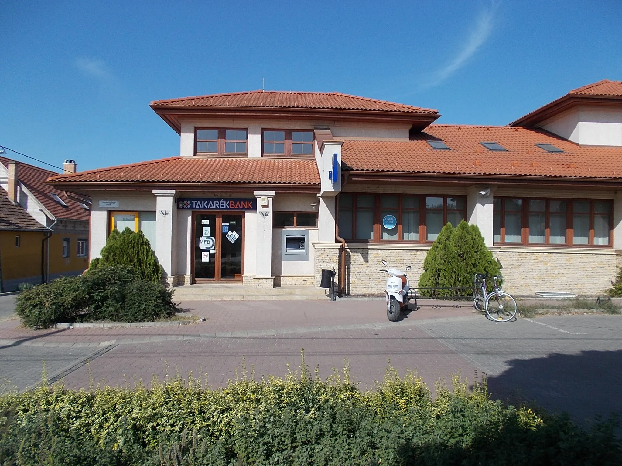 Photo showing: Bank building - 54 Dózsa György Road, Fót, Pest County, Hungary.