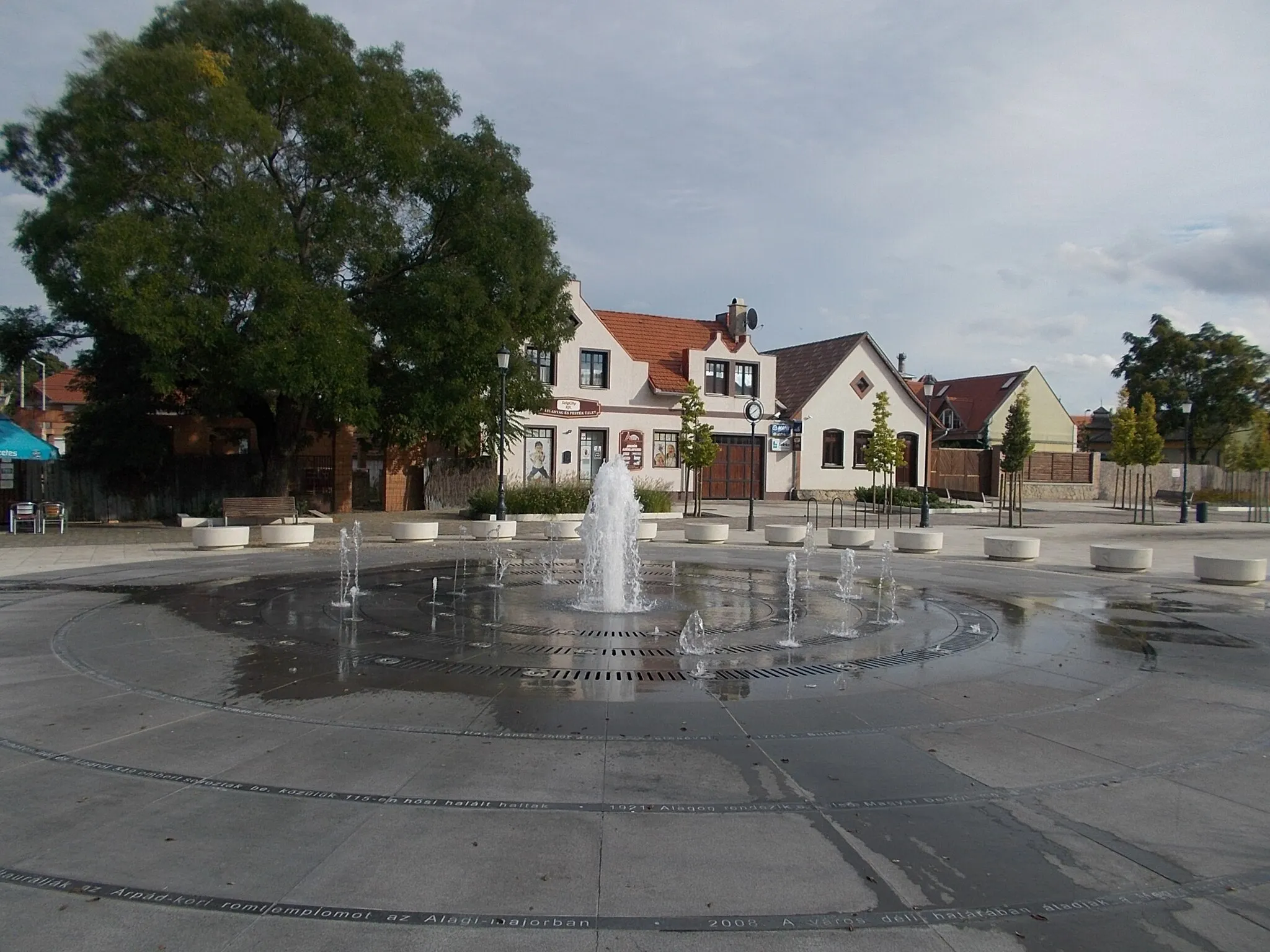 Photo showing: : Time spiral fountain on Dozsa Square, Dunakeszi, Pest County, Hungary.
