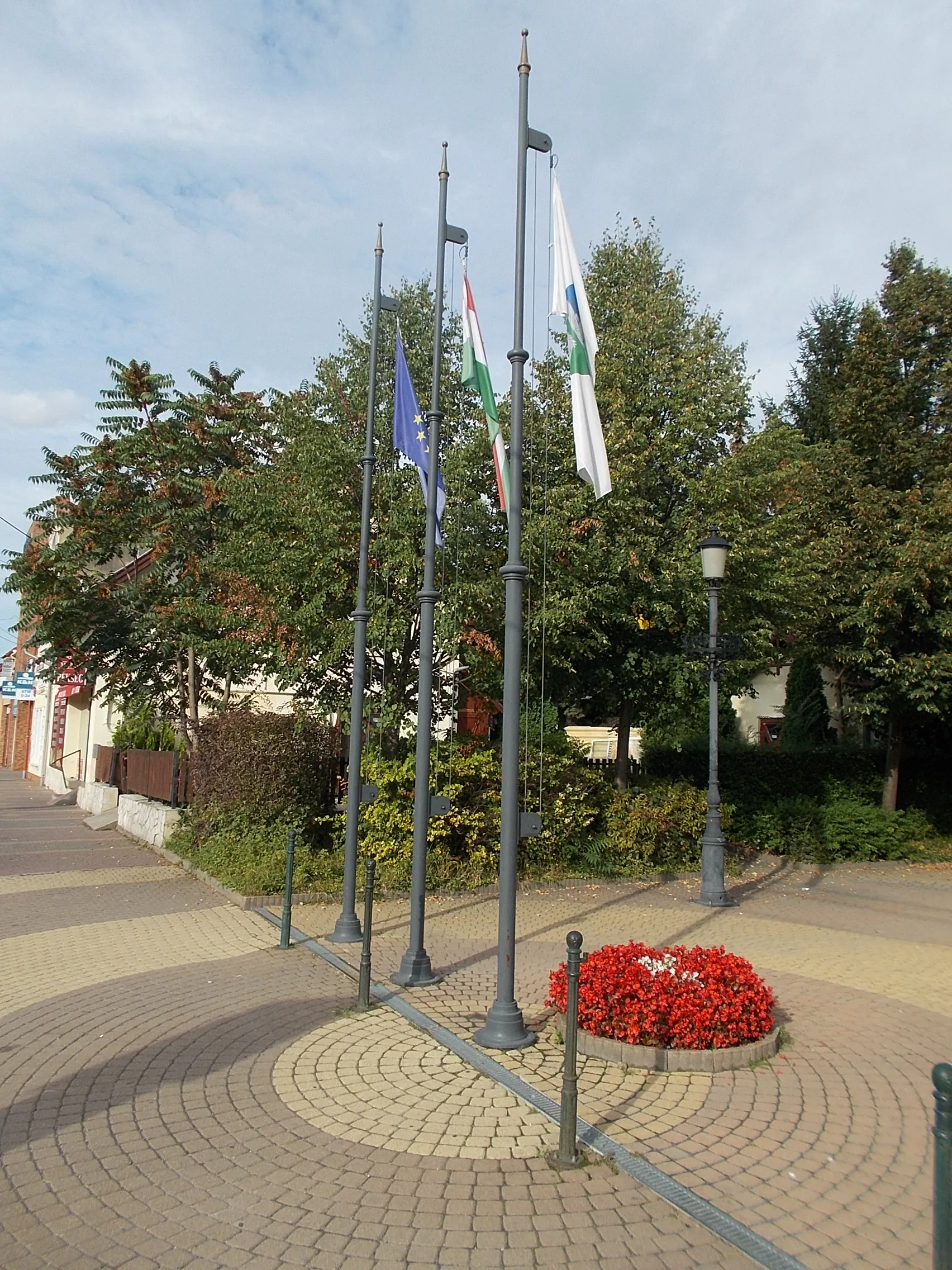 Photo showing: : Flagpoles on Dozsa Square, Dunakeszi, Pest County, Hungary.