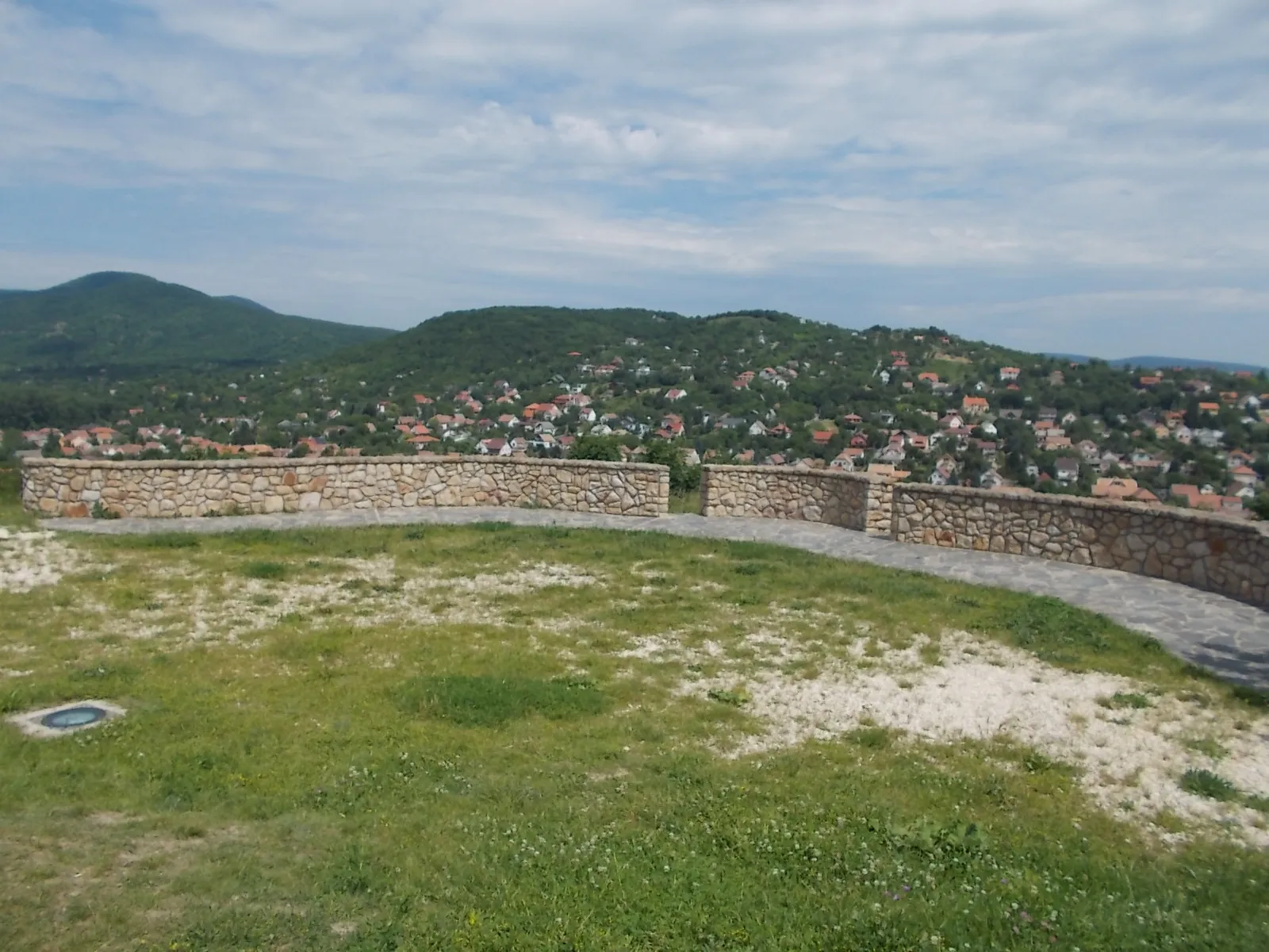 Photo showing: : View from the Árpád statue by Dávid Tóth, Pomáz, Pest County, Hungary.