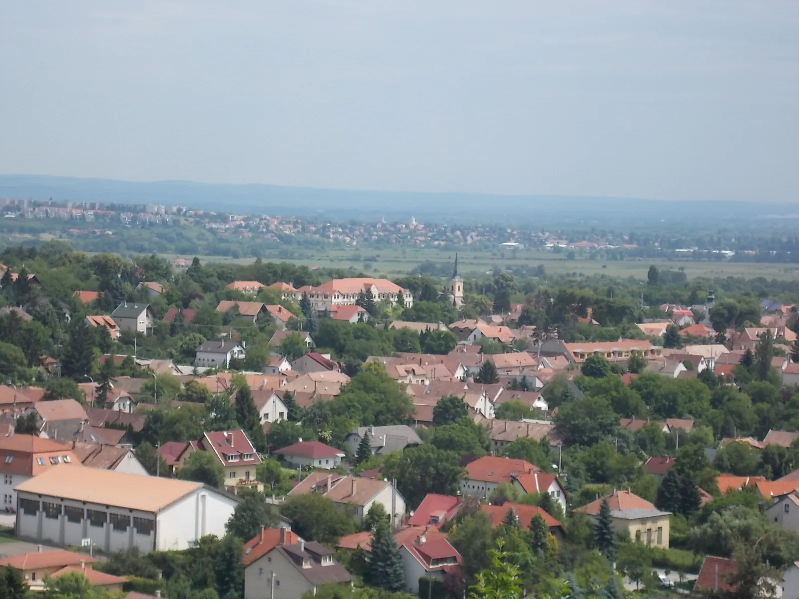 Photo showing: : View Saint Stephen of Hungary church and Teleky-Wattay Mansion from the Árpád statue by Dávid Tóth, Pomáz, Pest County, Hungary.