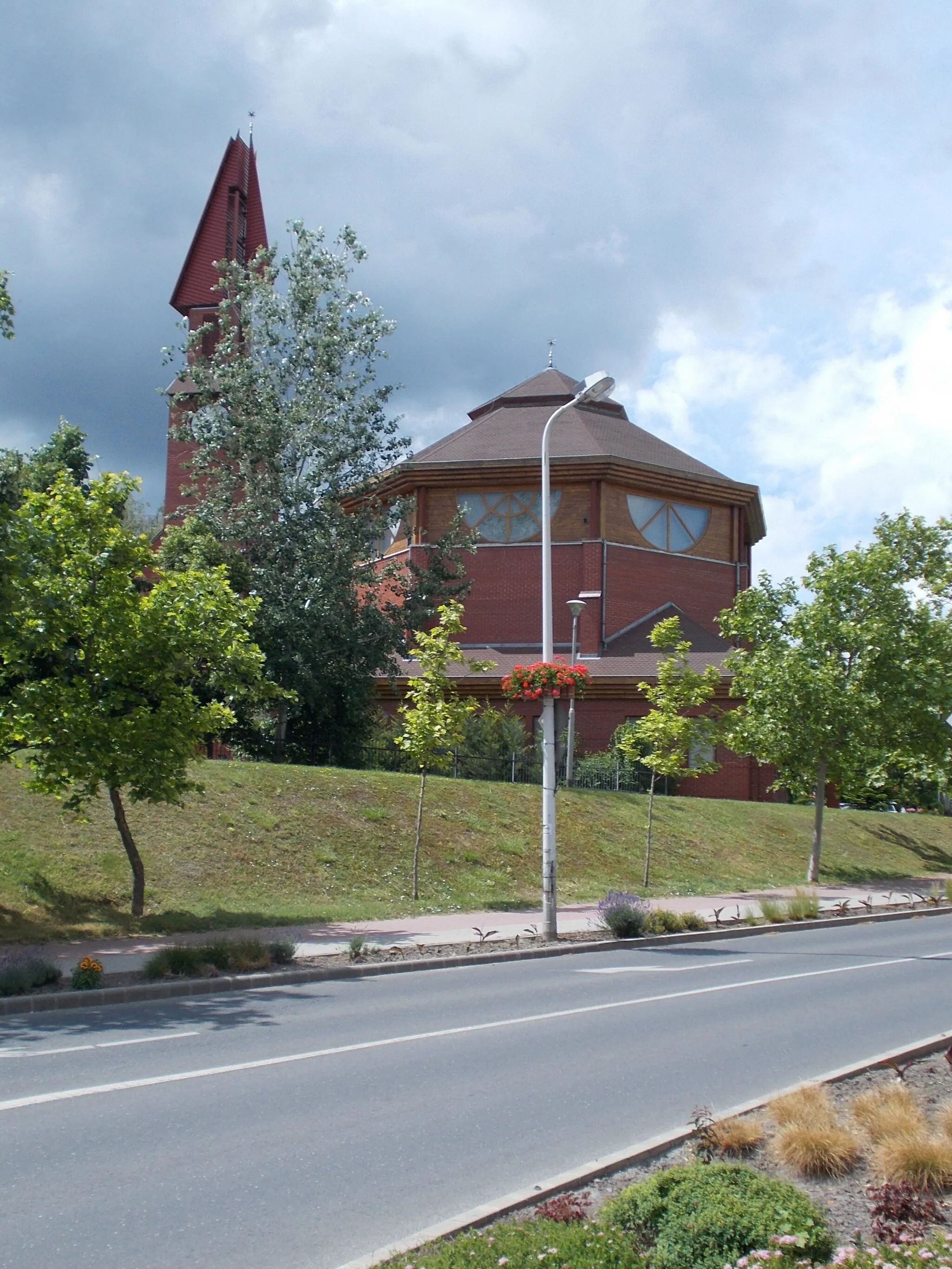 Photo showing: : Reformed Church (built 1998-1999, planned József Finta) Building complex: pastoral office, pastoral home, guest room, garage, assembly hall and kitchen - Szent István Square, Újváros neighborhood, Százhalombatta, Pest County, Hungary.