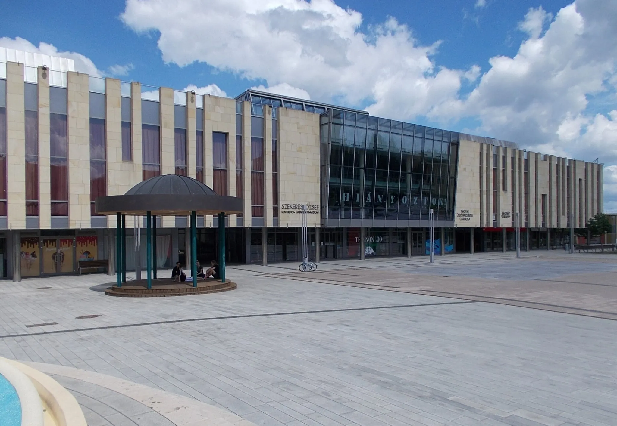 Photo showing: : Bandstand and József Szekeres Conference and Event Center. - Szent István Square, City Center, Újváros neighborhood, Százhalombatta, Pest County, Hungary.