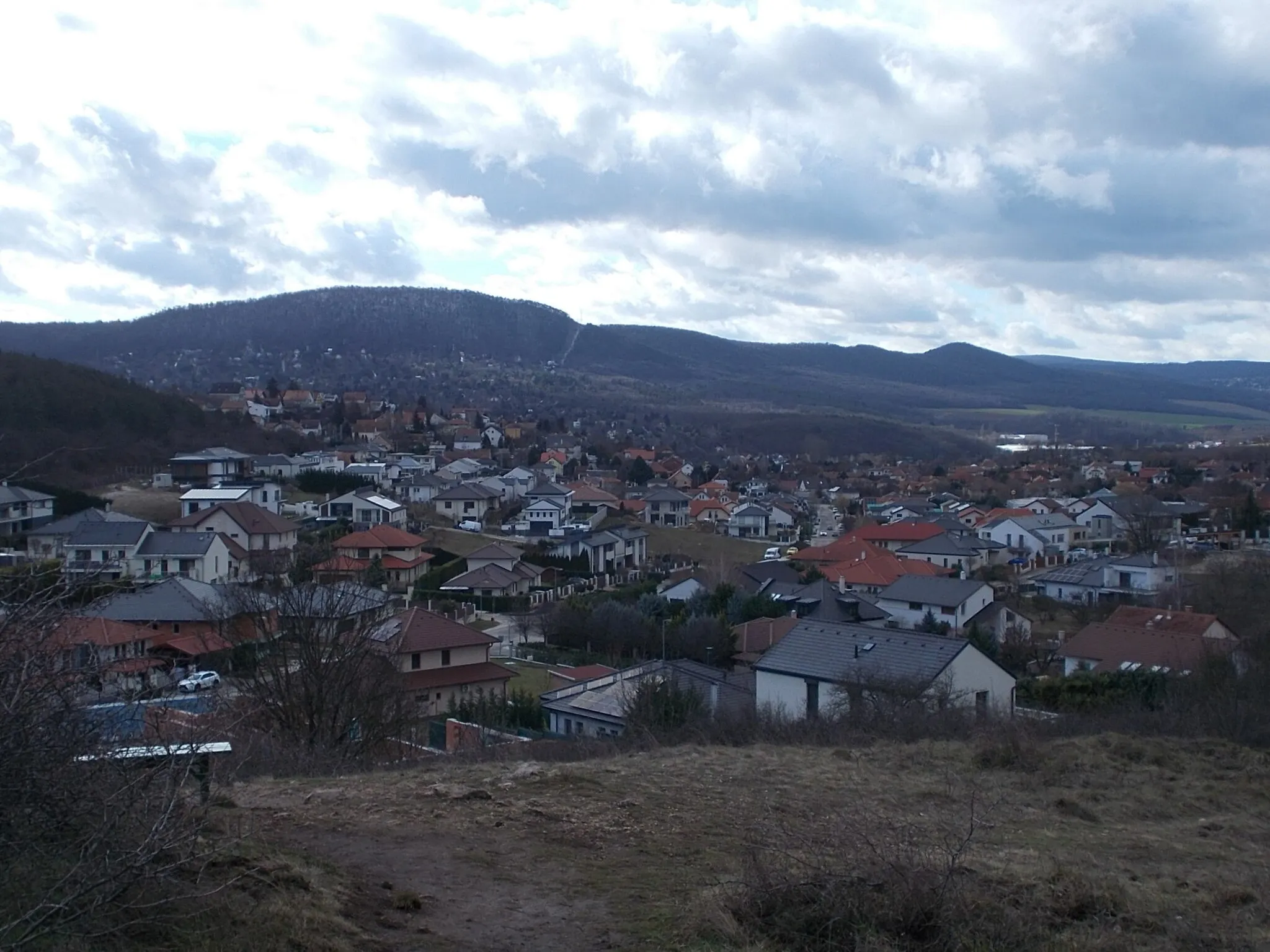 Photo showing: View to Péter Hill west end (in front left), Csúcs-hegy Peak Hill in Budapest (opposite) on right Kererk-hegy (Round Hill) from Kishegy (Kisdomb) nature protected area -Üröm, Pest County, Hungary