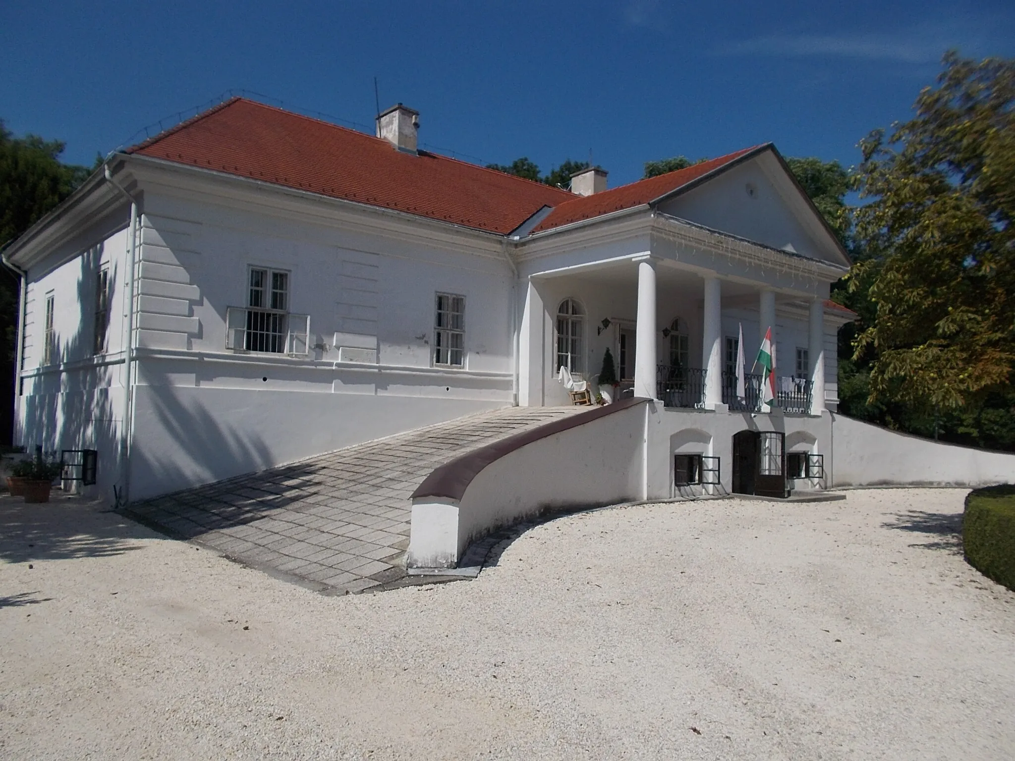 Photo showing: : Halász Móricz Mansion, porte-cochère. - 7 Kossuth Street, Gyón quarter, Dabas, Pest County, Hungary.