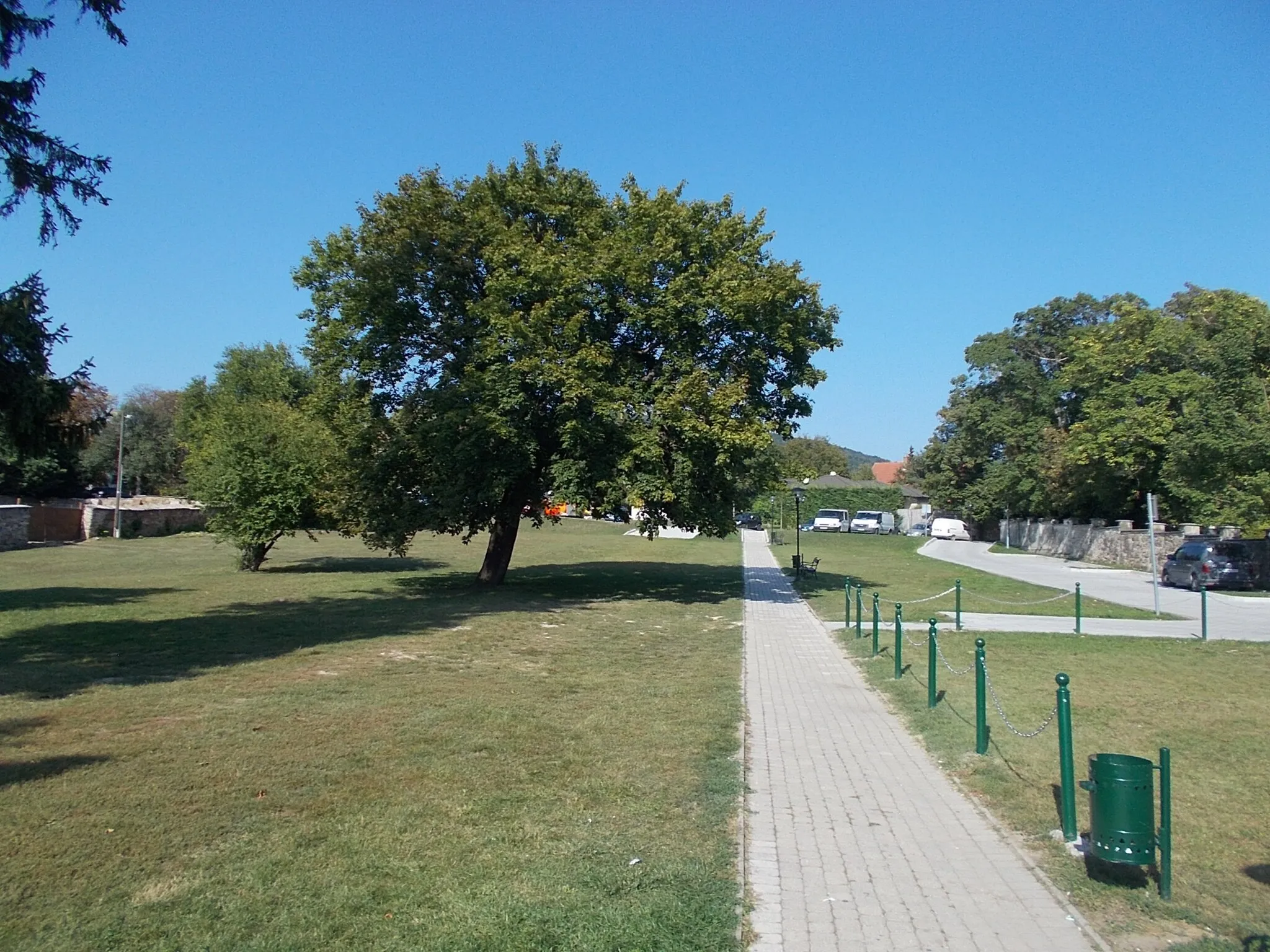 Photo showing: : Walkway toward Kinizsi Street - Csaba garden, Piliscsaba, Pest County, Hungary.