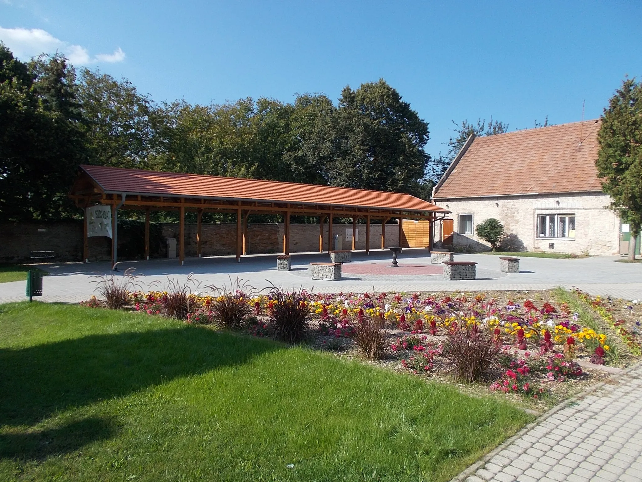 Photo showing: : Covered market at Csaba garden behind 13 Templom Square, Piliscsaba, Pest County, Hungary.